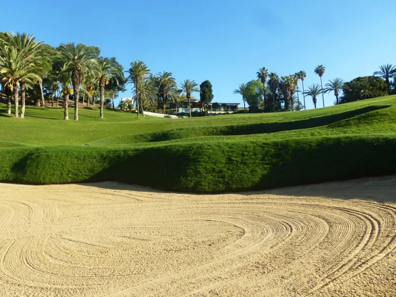 Роскошные новостройки в Torrequebrada Golf - эксклюзивная жизнь в Бенальмадене& & Элегантный дизайн в окружении природы& Откройте для себя новый престижный комплекс в Бенальмадене, где роскошь и природа сливаются воедино. Этот эксклюзивный проект