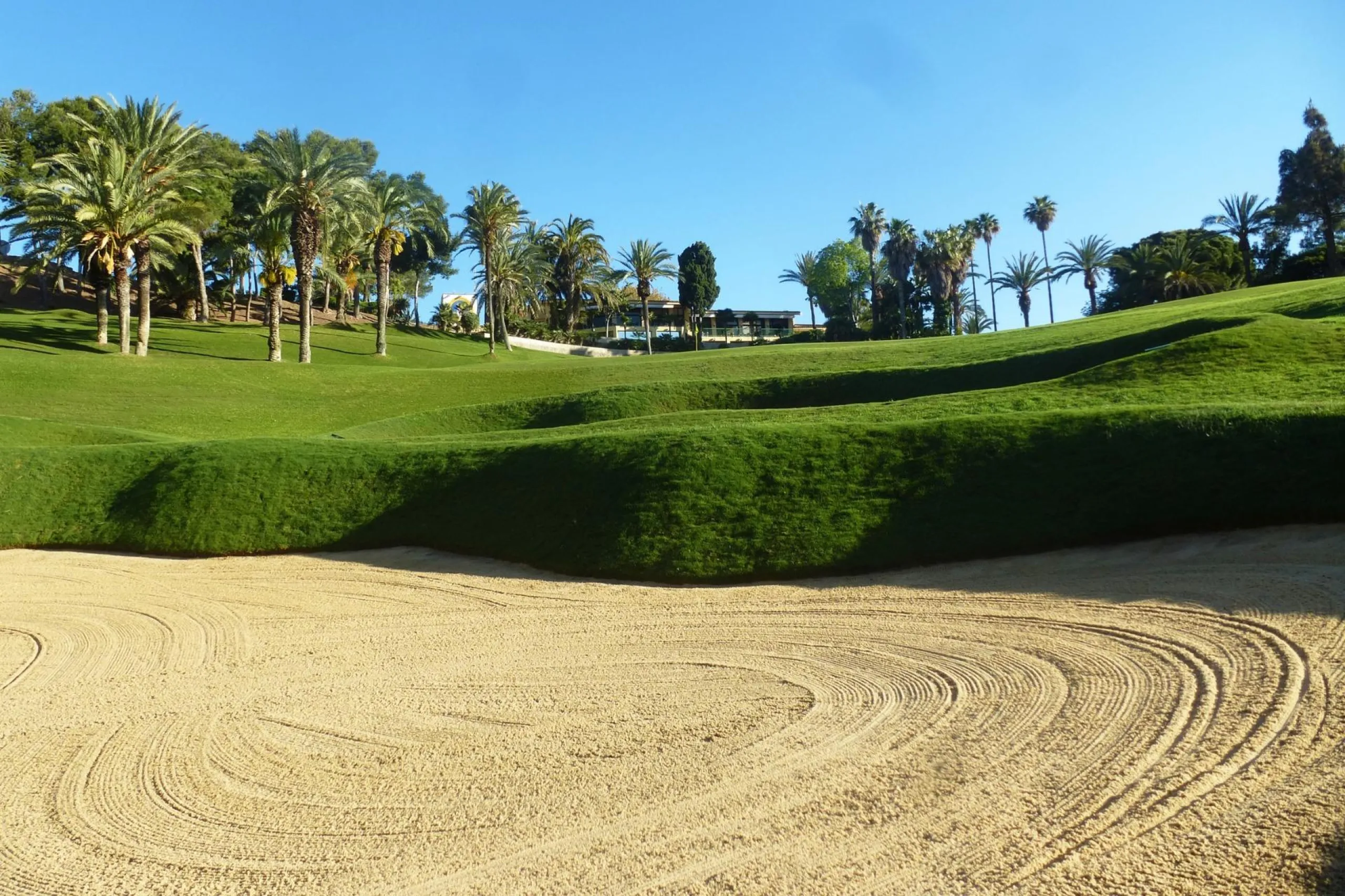 Роскошные новостройки в Torrequebrada Golf - эксклюзивная жизнь в Бенальмадене& & Элегантный дизайн в окружении природы& Откройте для себя новый престижный комплекс в Бенальмадене, где роскошь и природа сливаются воедино. Этот эксклюзивный проект