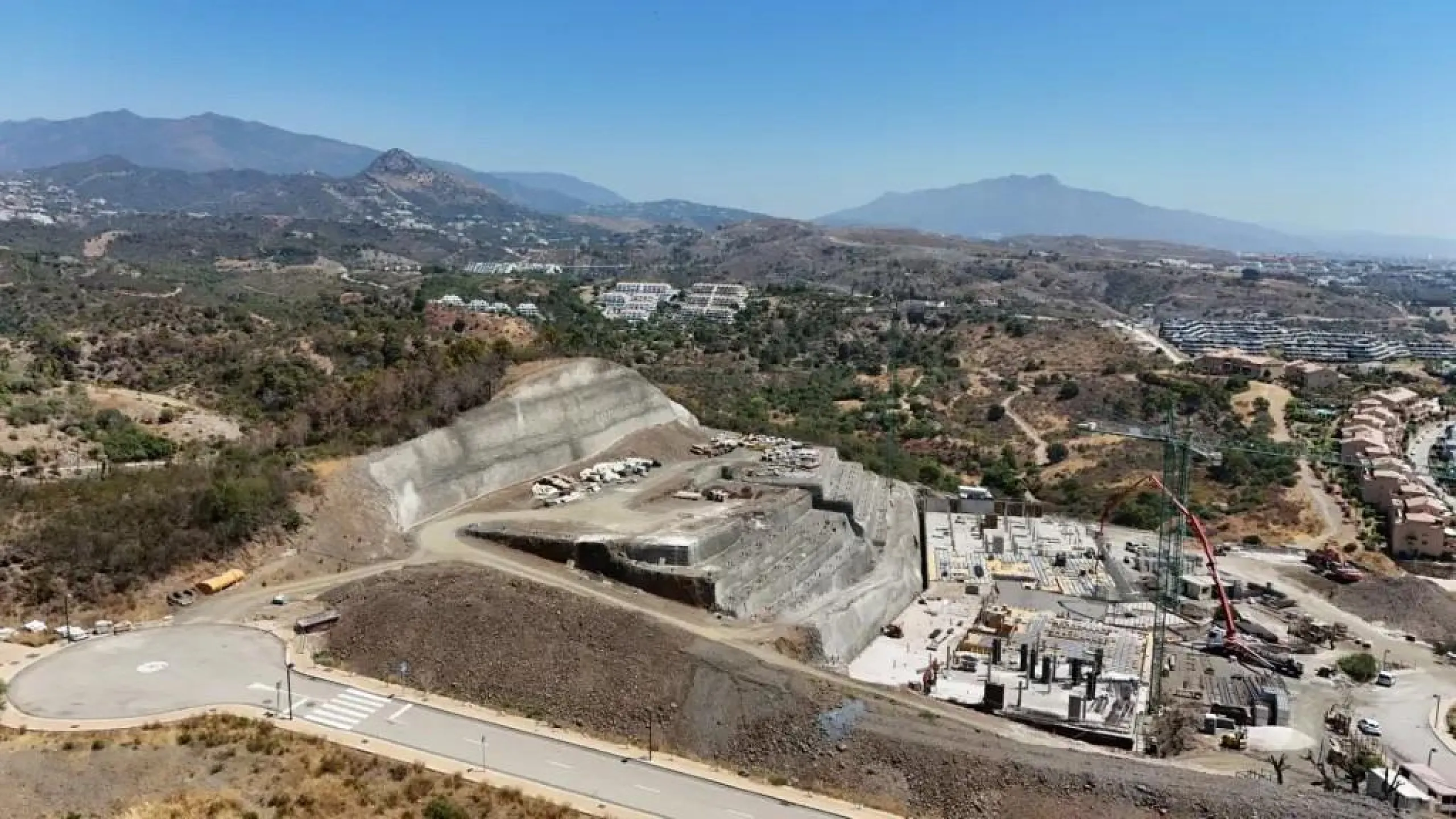 NEW BUILD RESIDENTIAL COMPLEX NEAR ESTEPONA& & New Build exclusive luxury development located in the coveted New Golden Mile, Estepona. This impressive complex offers apartments with 3, 4, and 5 bedrooms, with sizes ranging from 200 to 300 m2, desig