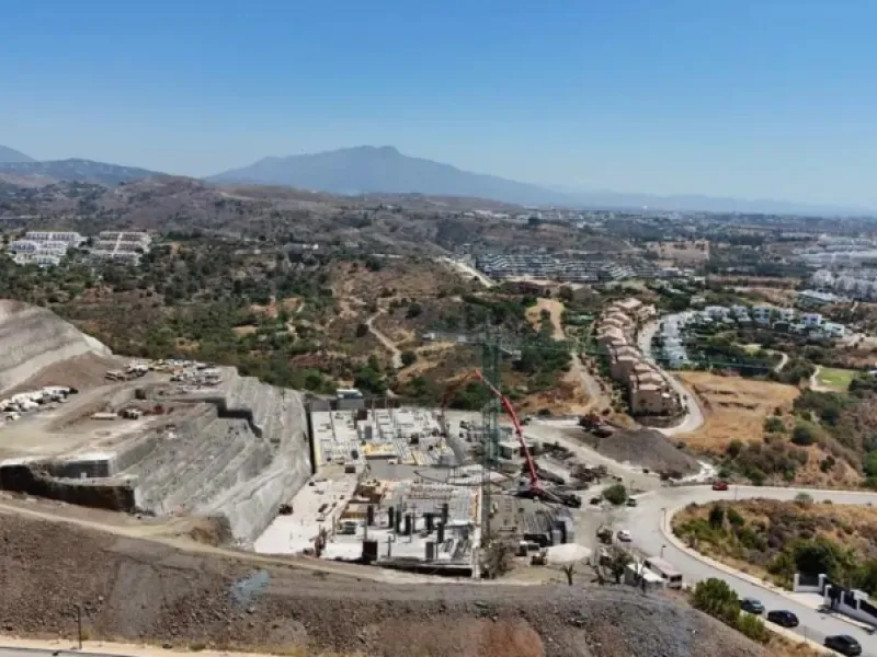 NEW BUILD RESIDENTIAL COMPLEX NEAR ESTEPONA& & New Build exclusive luxury development located in the coveted New Golden Mile, Estepona. This impressive complex offers apartments with 3, 4, and 5 bedrooms, with sizes ranging from 200 to 300 m2, desig