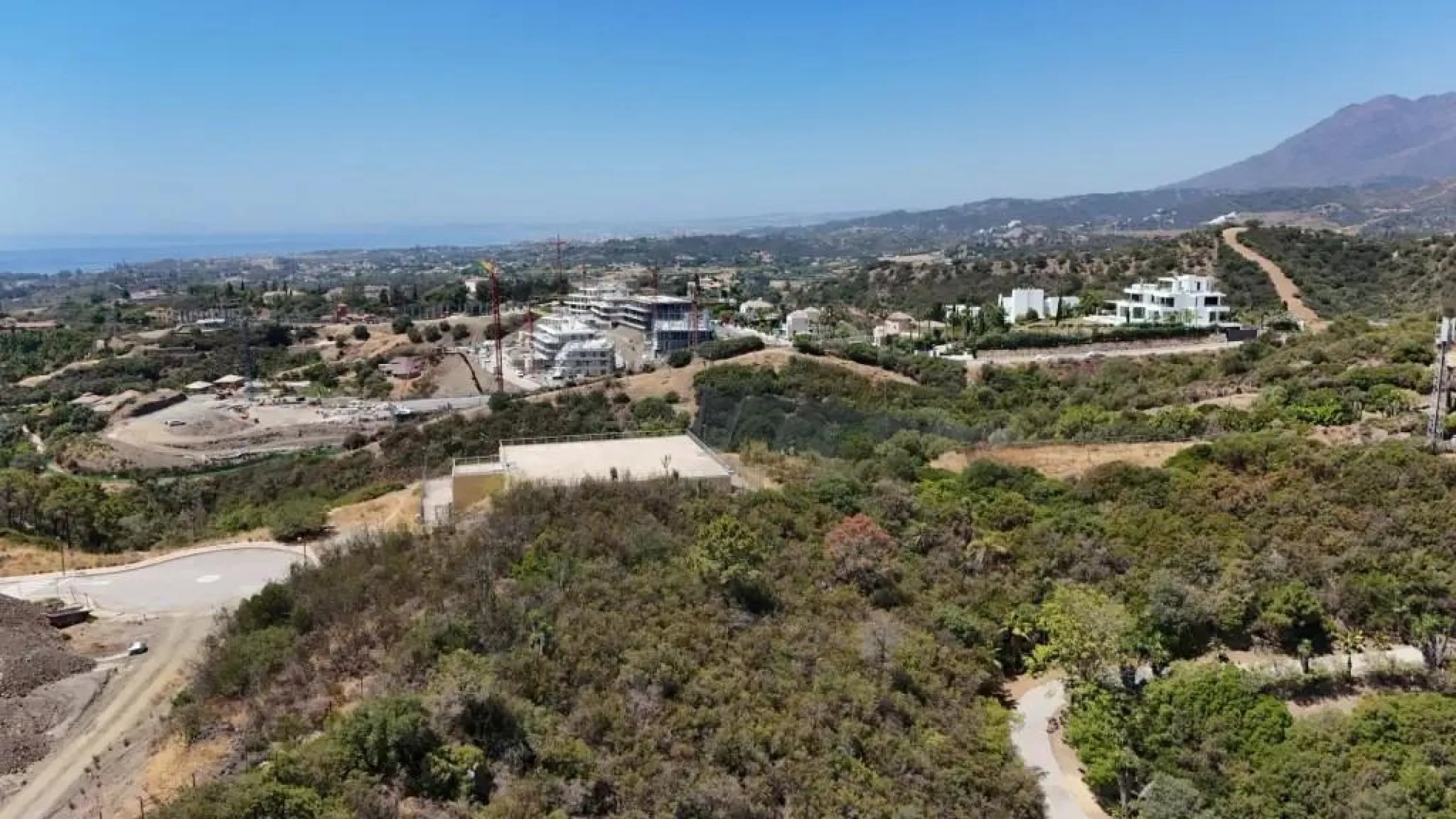 NEW BUILD RESIDENTIAL COMPLEX NEAR ESTEPONA& & New Build exclusive luxury development located in the coveted New Golden Mile, Estepona. This impressive complex offers apartments with 3, 4, and 5 bedrooms, with sizes ranging from 200 to 300 m2, desig