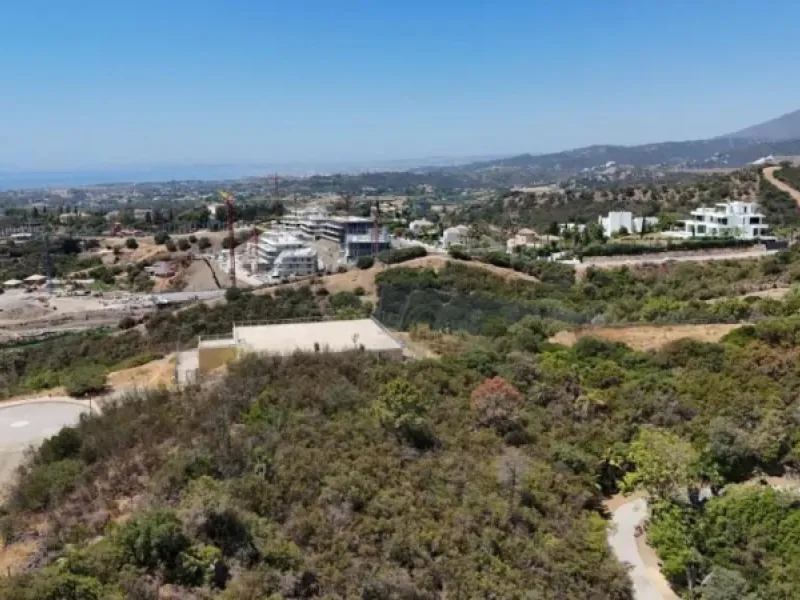 NEW BUILD RESIDENTIAL COMPLEX NEAR ESTEPONA& & New Build exclusive luxury development located in the coveted New Golden Mile, Estepona. This impressive complex offers apartments with 3, 4, and 5 bedrooms, with sizes ranging from 200 to 300 m2, desig