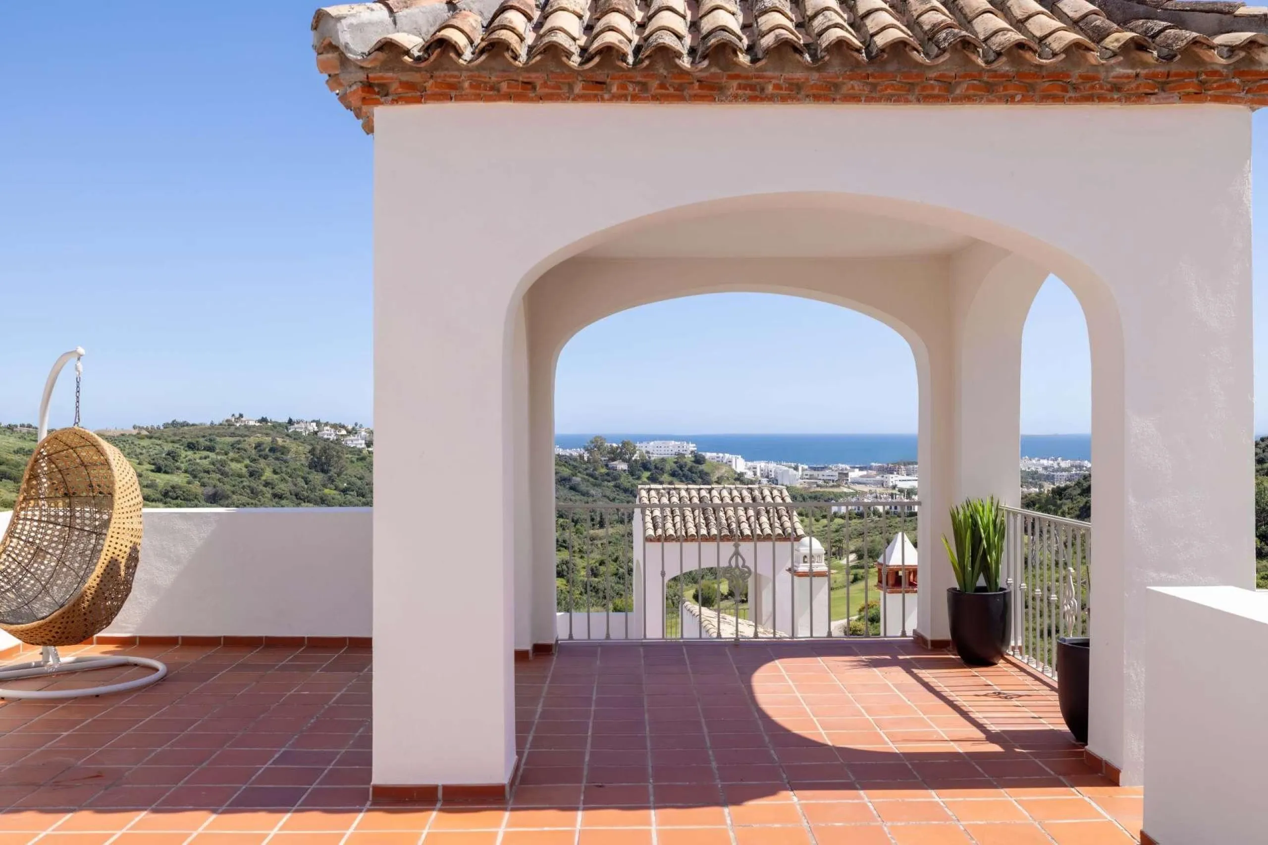 Modern Mediterranean Homes with Sea and Golf Views in Estepona, Costa del Sol& & Exclusive New Development in a Prime Location& Discover an exceptional opportunity to live in the heart of the Costa del Sol, in one of the most promising residentia