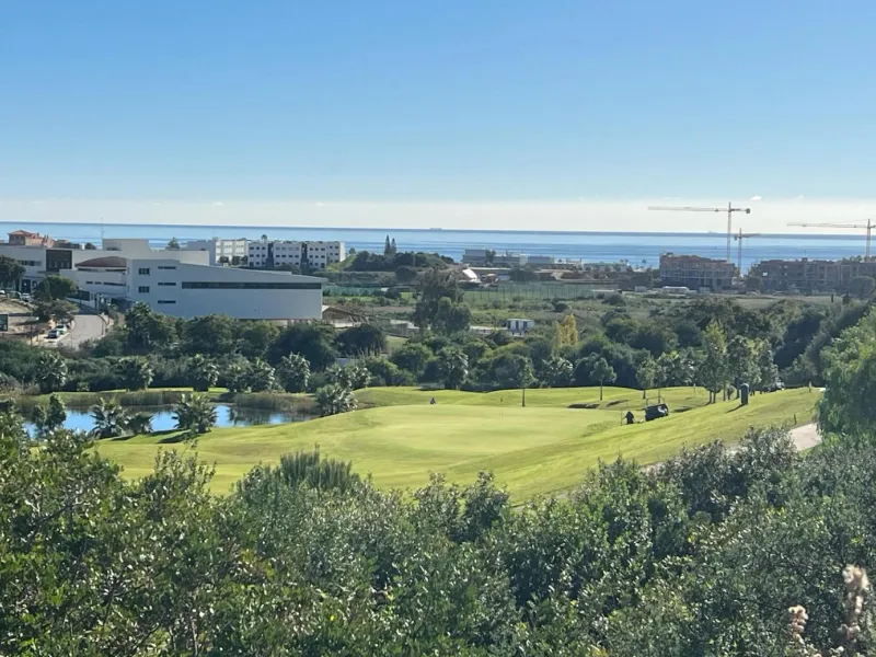 Exclusive New Build Villas on the Front Line of a Golf Course in Estepona& & Luxury Villas with Sea and Golf Views& This exclusive residential project features 14 newly built detached villas located on the front line of the prestigious Azata Golf