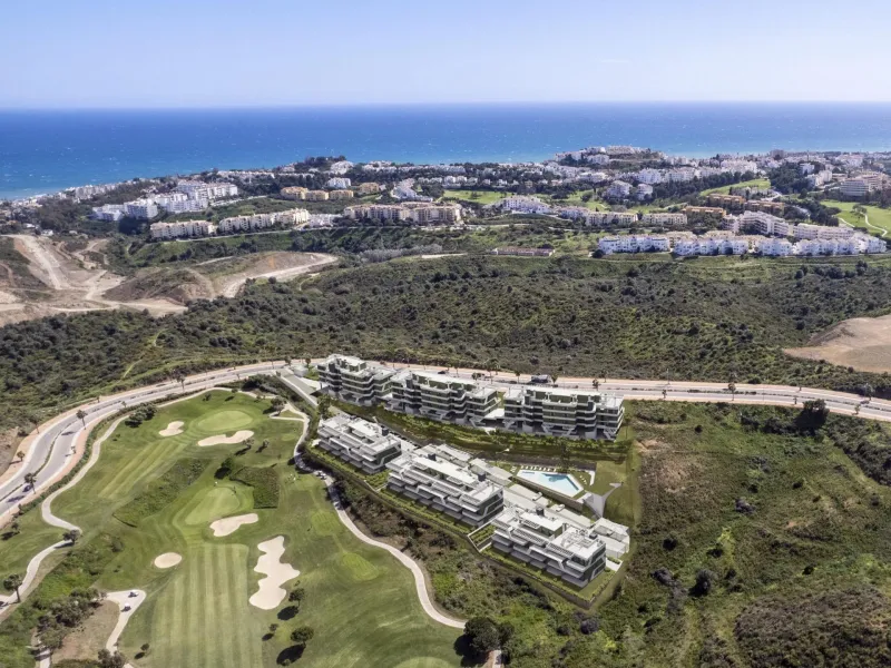 FLATS WITH SEA OR GOLF COURSE VIEWS ON THE COSTA DEL SOL& & Fully fenced residential complex consisting of 6 buildings, with a total of 108 flats and penthouses of 2 and 3 bedrooms, half of them with views of the golf course and the Mijas mountain r