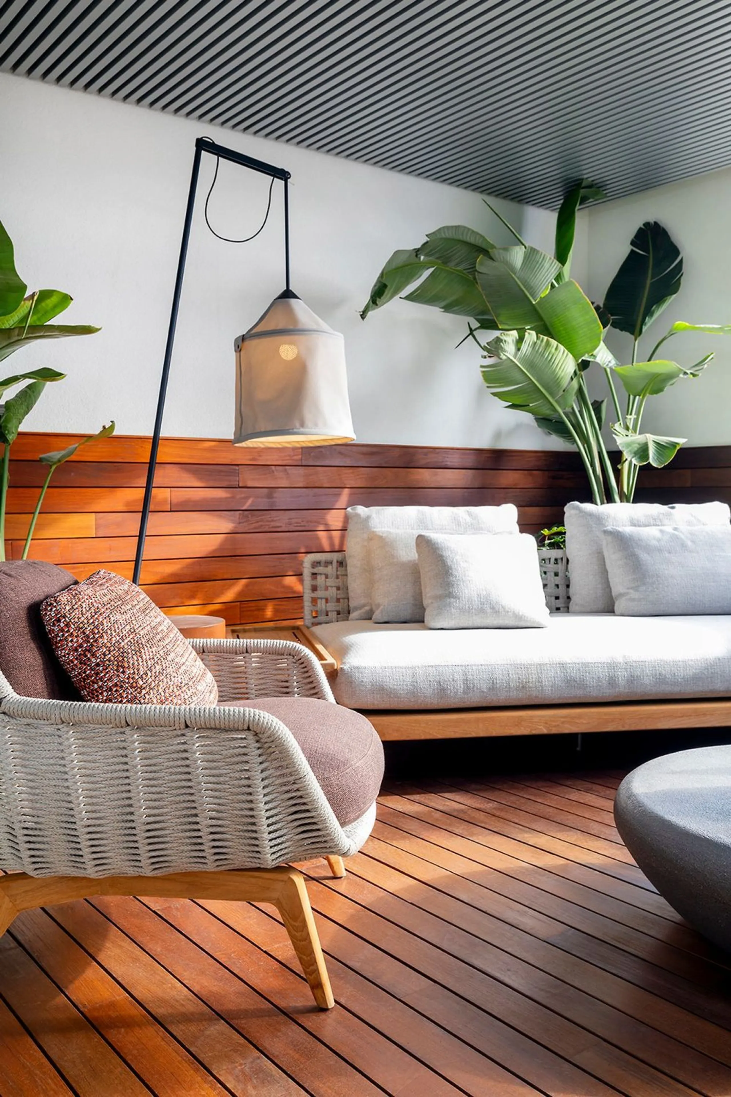 Elegant Designer Apartment with Terrace Next to Rambla Catalunya, Barcelona