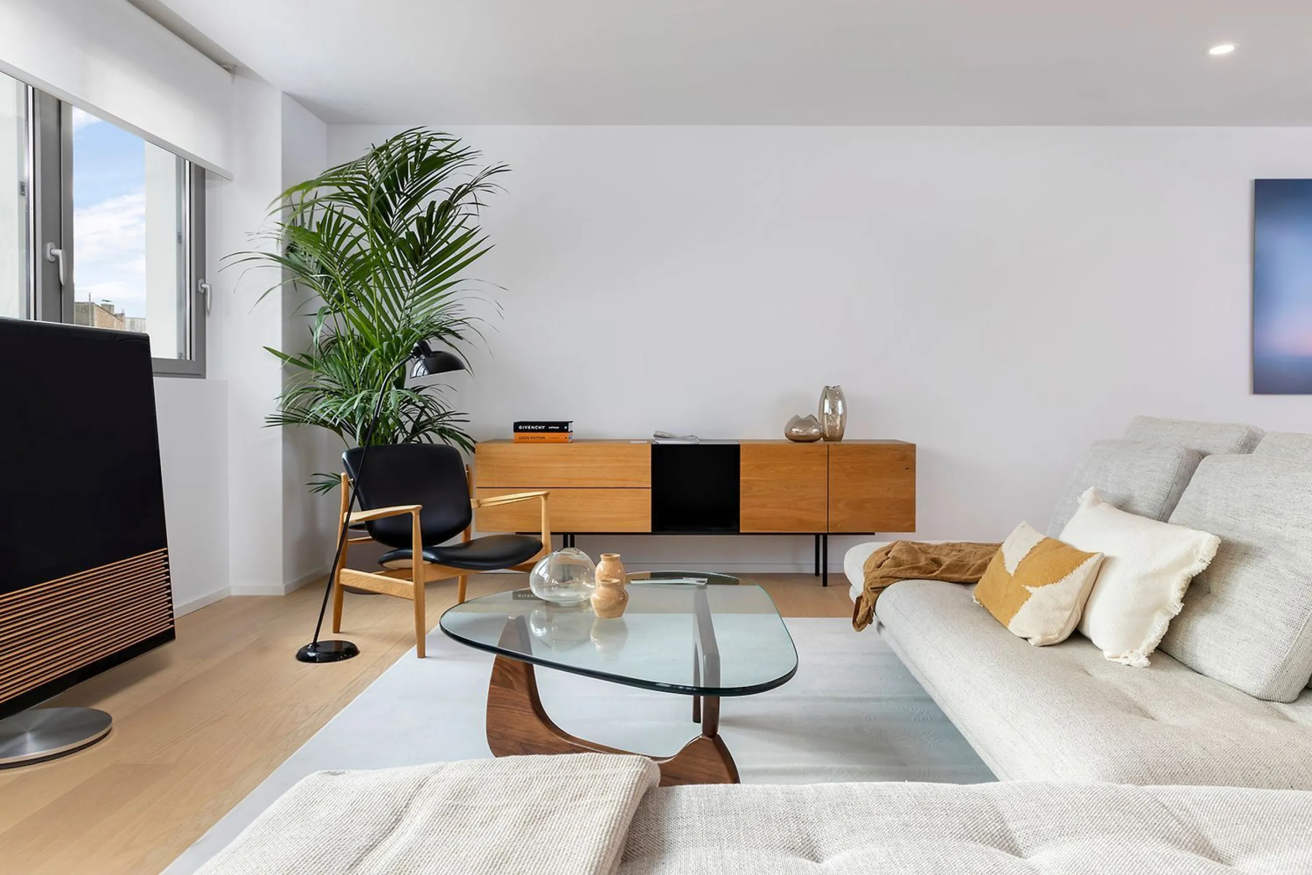 Elegant Designer Apartment with Terrace Next to Rambla Catalunya, Barcelona