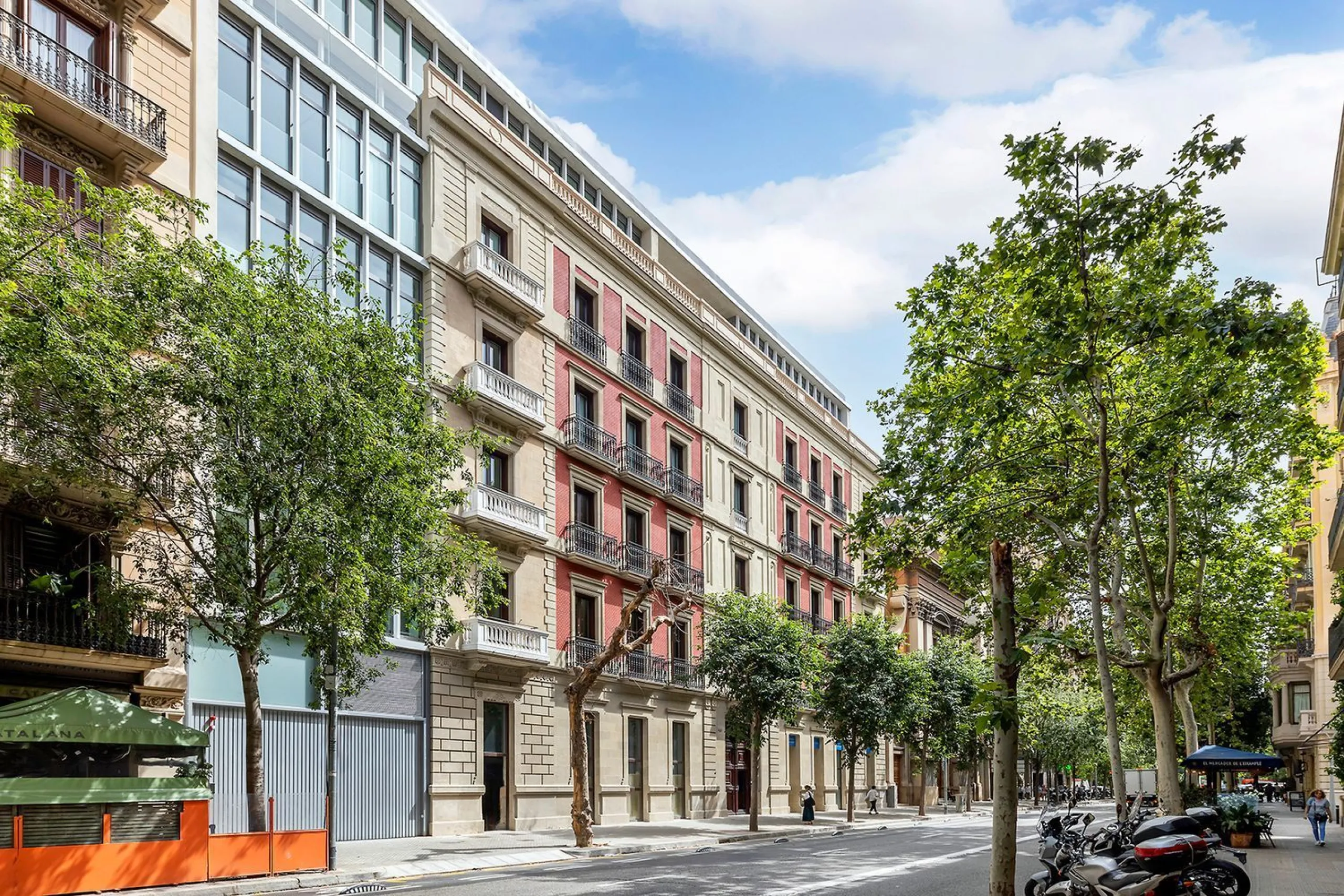 Elegant Designer Apartment with Terrace Next to Rambla Catalunya, Barcelona