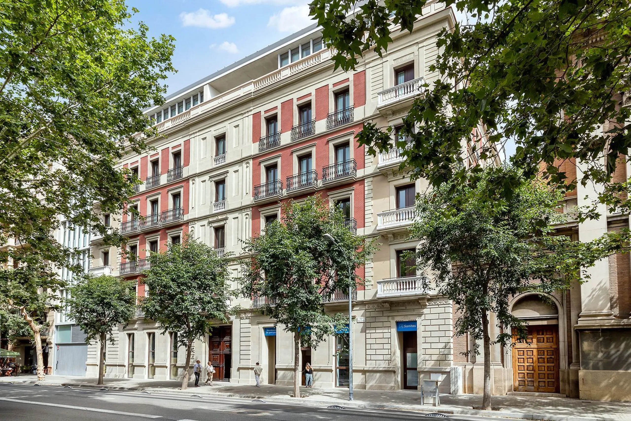 Elegant Designer Apartment with Terrace Next to Rambla Catalunya, Barcelona