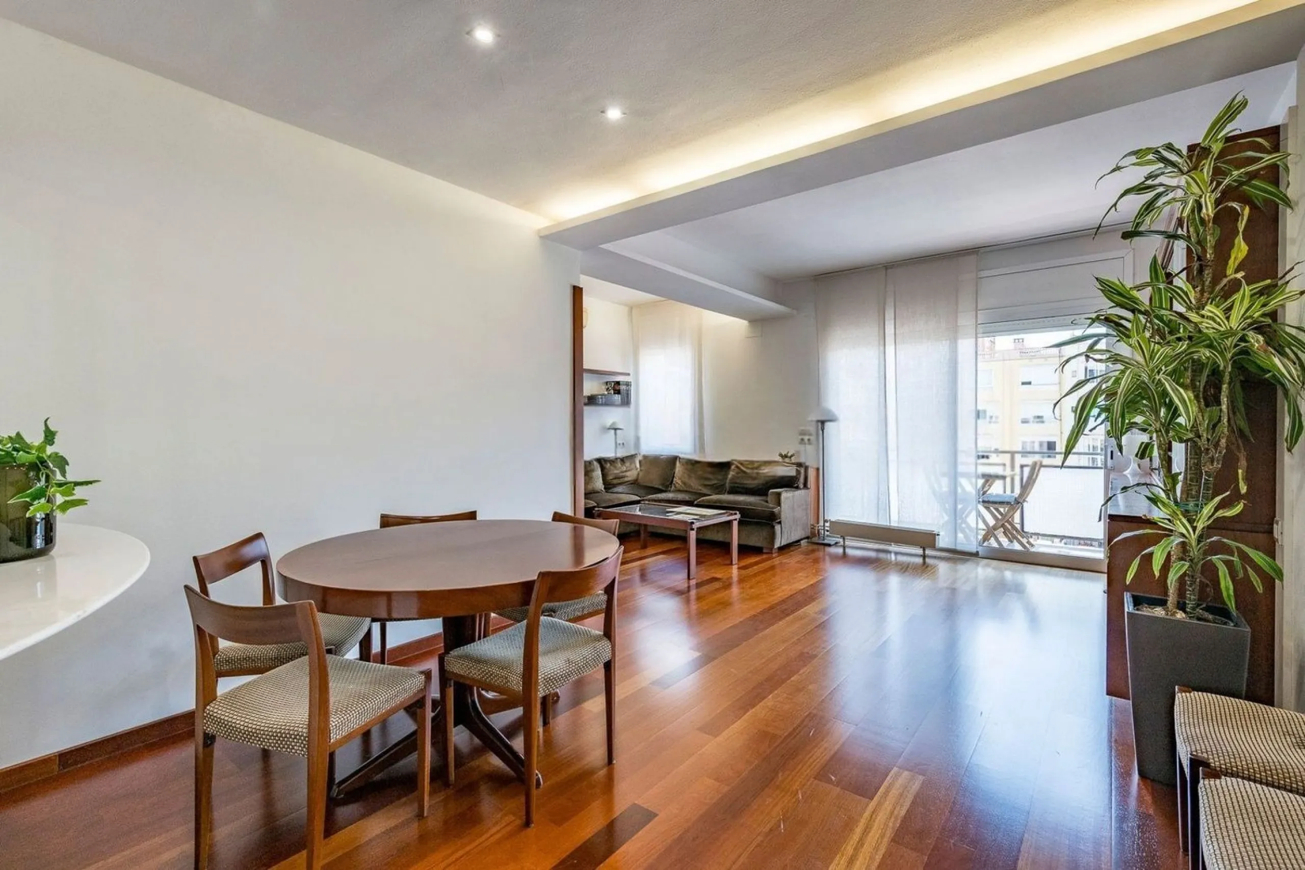 Bright Apartment with Balcony in Enric Granados, Barcelona