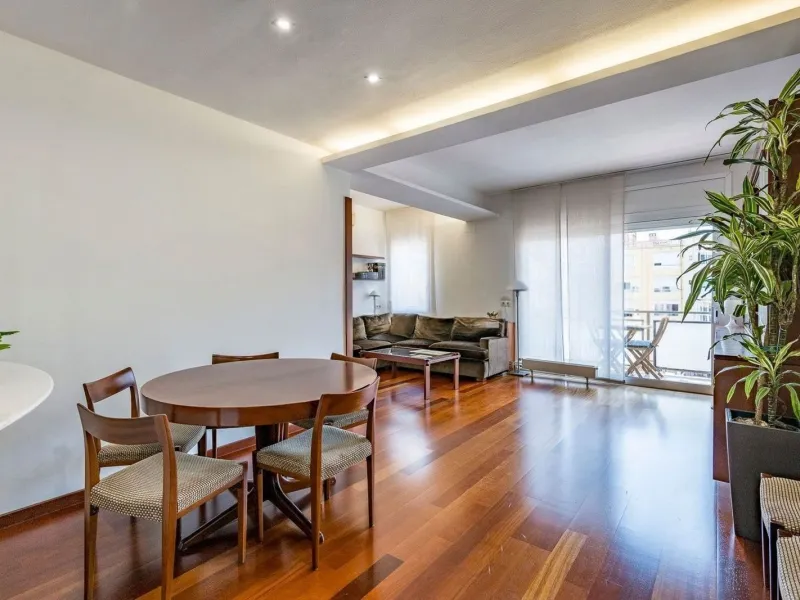 Bright Apartment with Balcony in Enric Granados, Barcelona