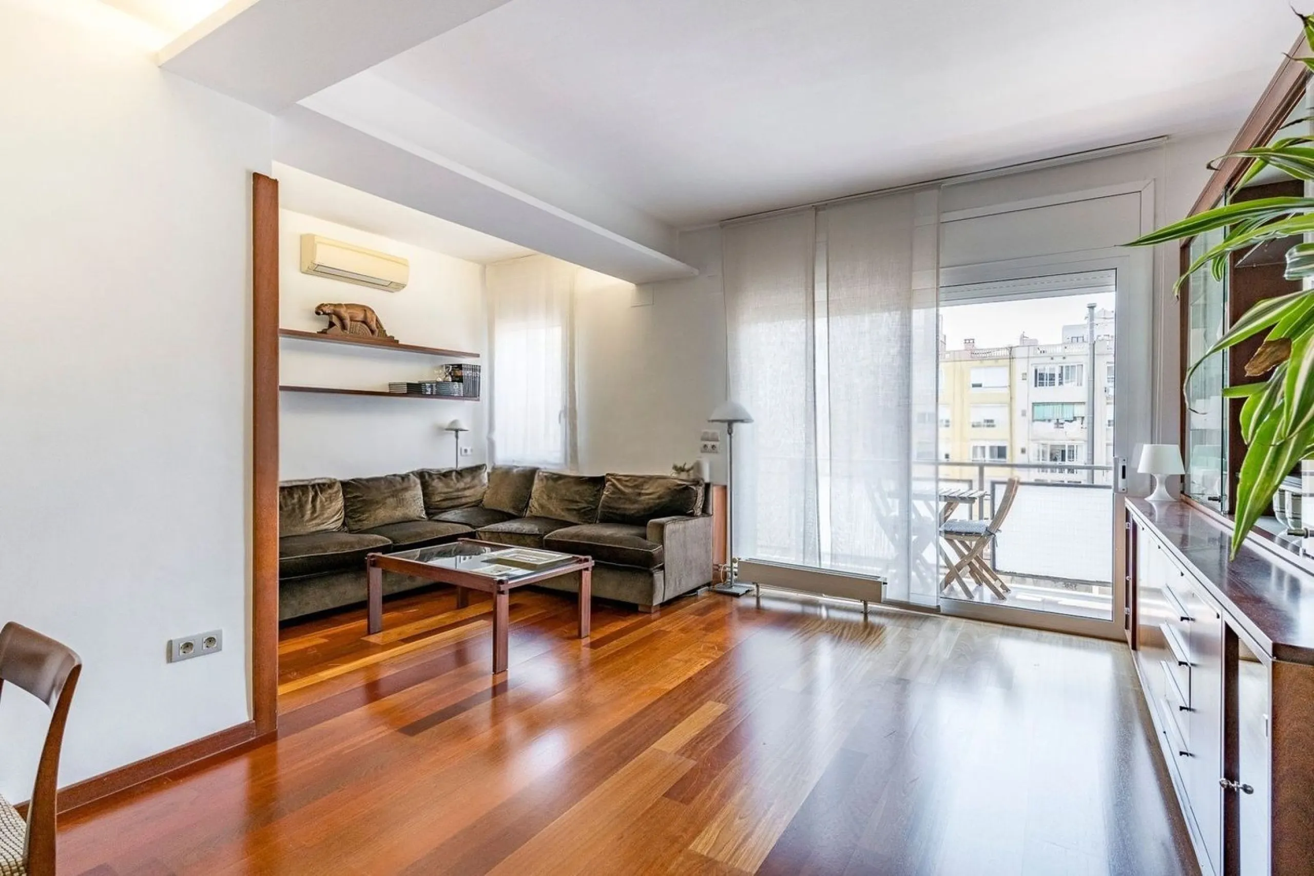 Bright Apartment with Balcony in Enric Granados, Barcelona