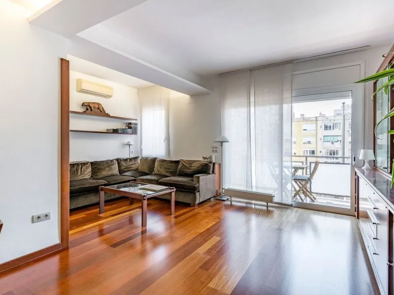 Bright Apartment with Balcony in Enric Granados, Barcelona