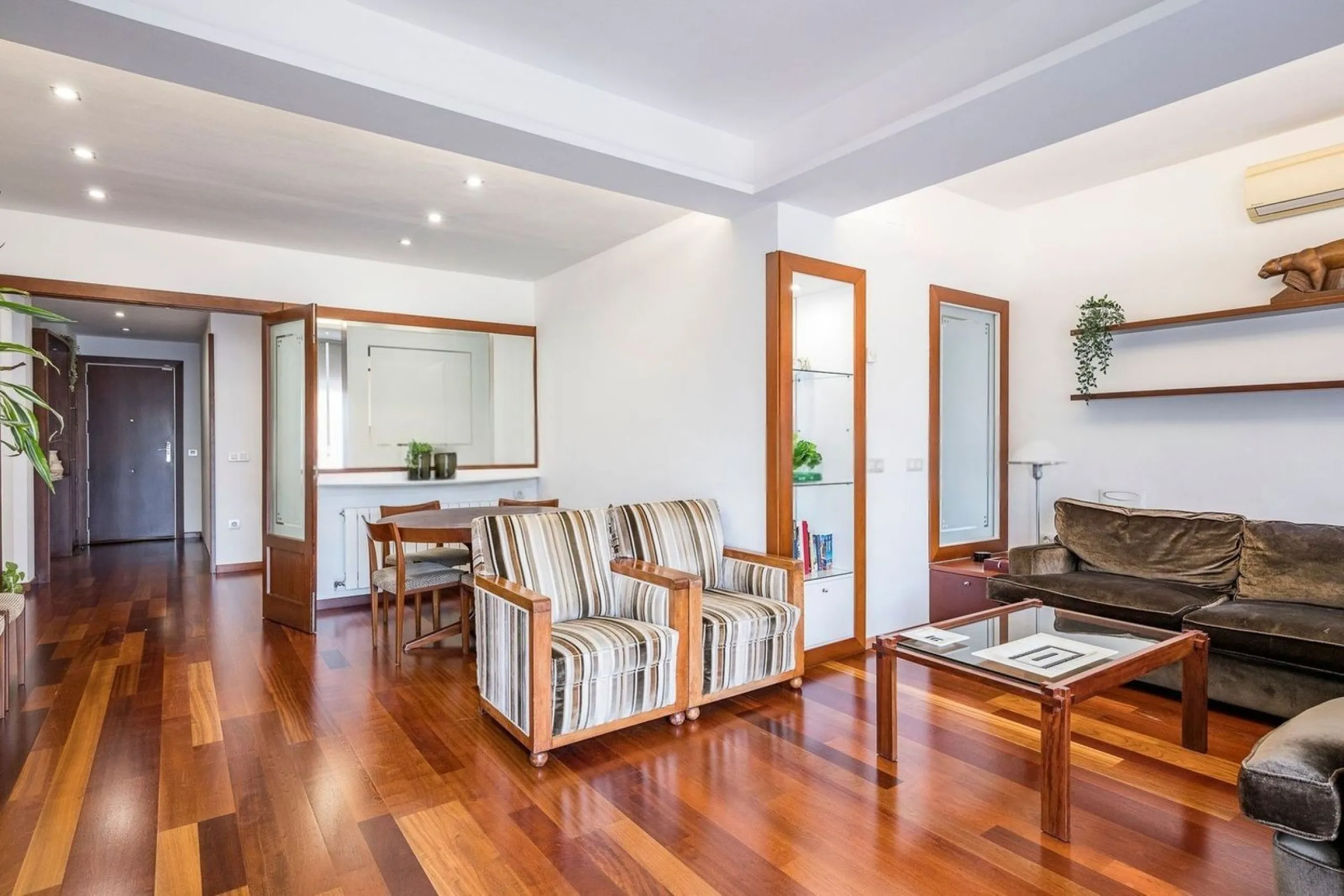 Bright Apartment with Balcony in Enric Granados, Barcelona