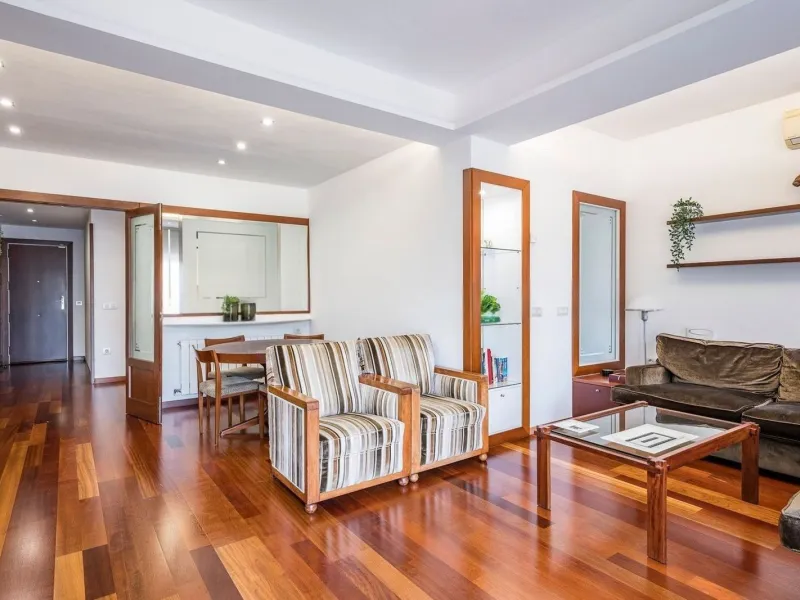 Bright Apartment with Balcony in Enric Granados, Barcelona