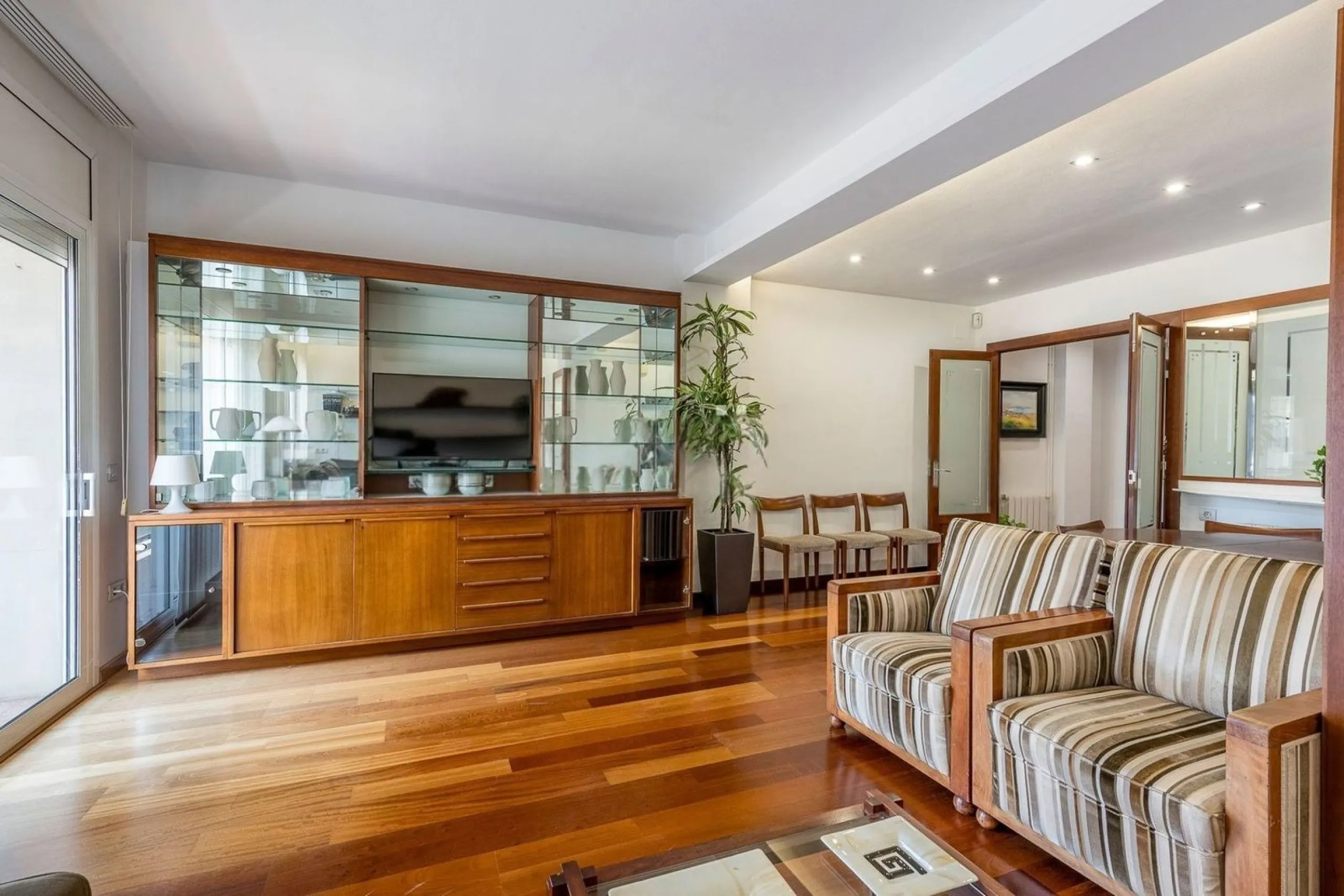 Bright Apartment with Balcony in Enric Granados, Barcelona