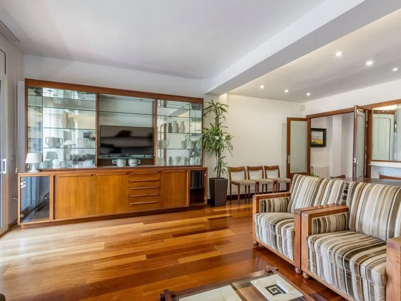 Bright Apartment with Balcony in Enric Granados, Barcelona