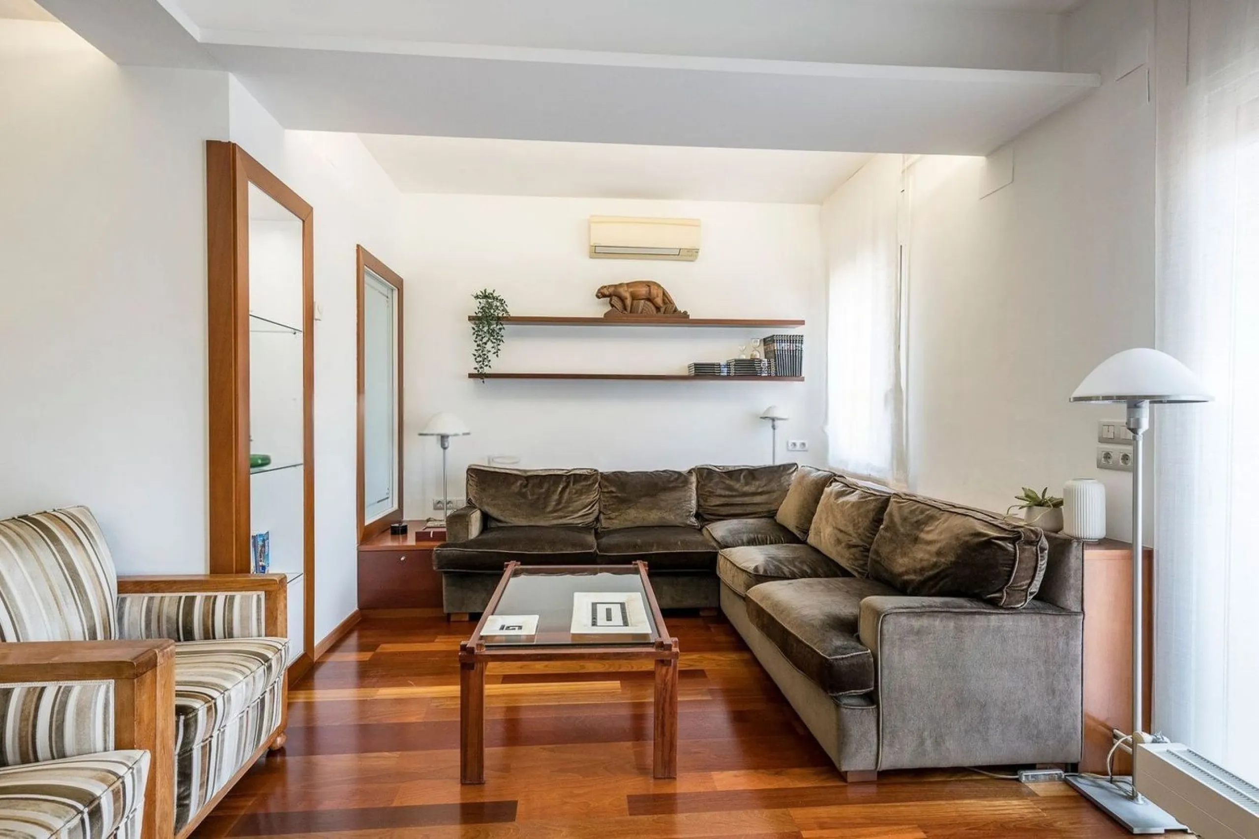 Bright Apartment with Balcony in Enric Granados, Barcelona