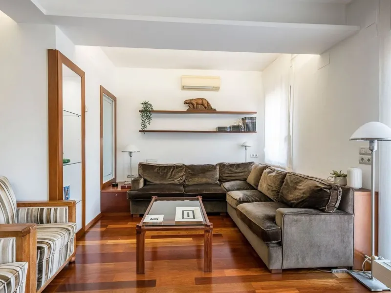 Bright Apartment with Balcony in Enric Granados, Barcelona