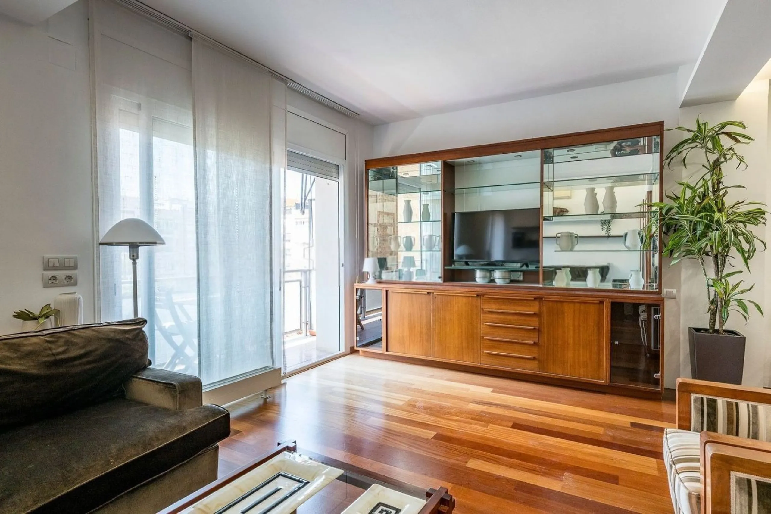 Bright Apartment with Balcony in Enric Granados, Barcelona