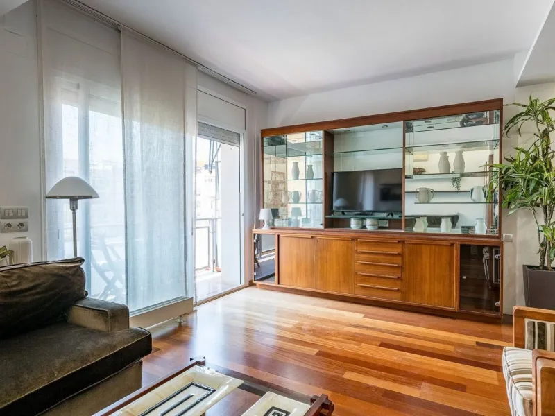 Bright Apartment with Balcony in Enric Granados, Barcelona