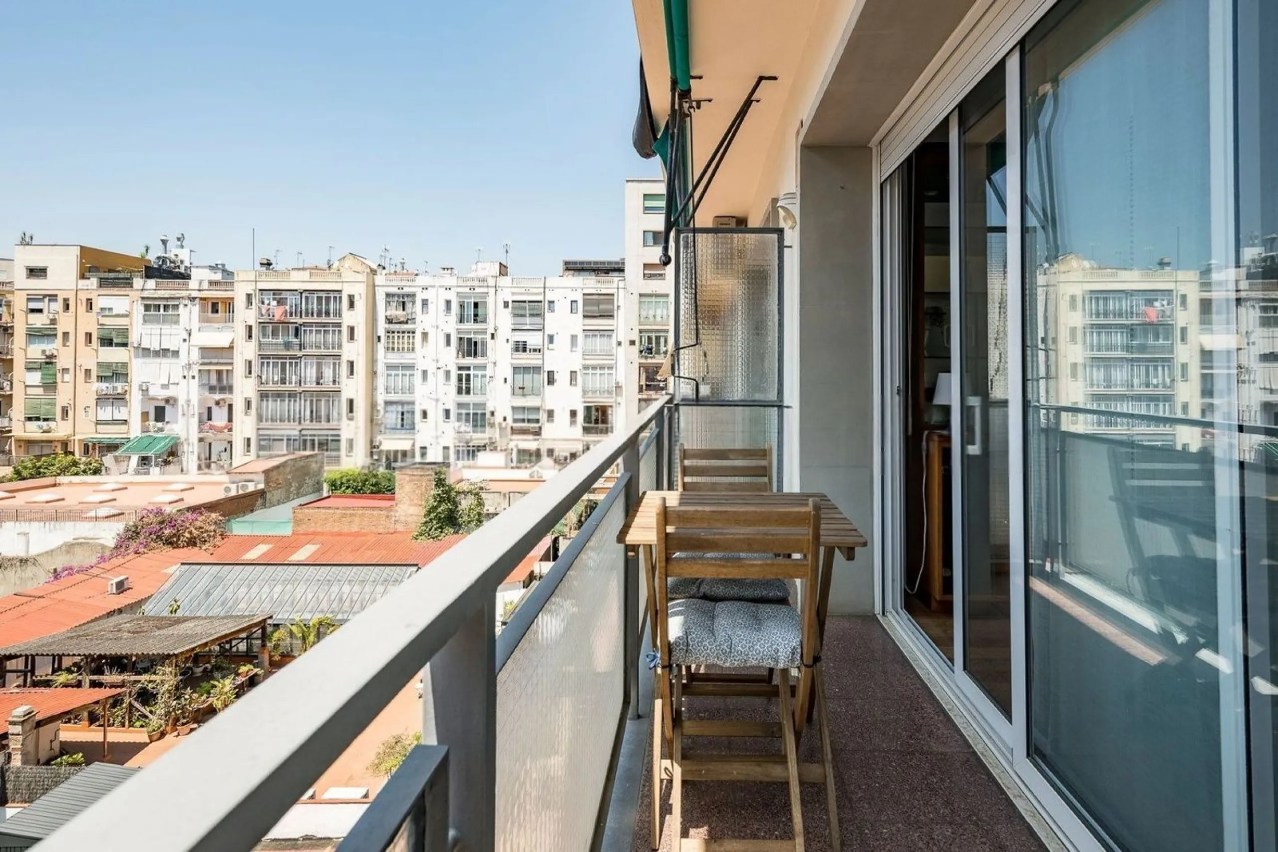 Bright Apartment with Balcony in Enric Granados, Barcelona
