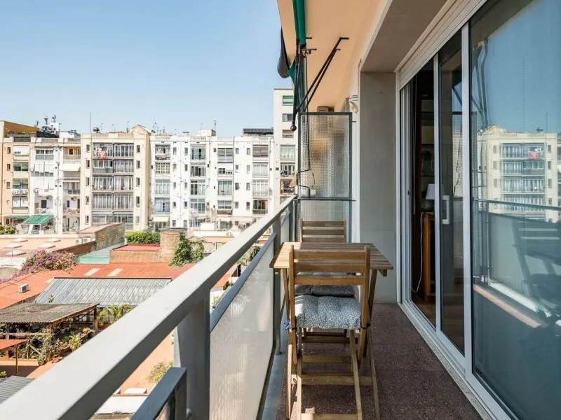 Bright Apartment with Balcony in Enric Granados, Barcelona
