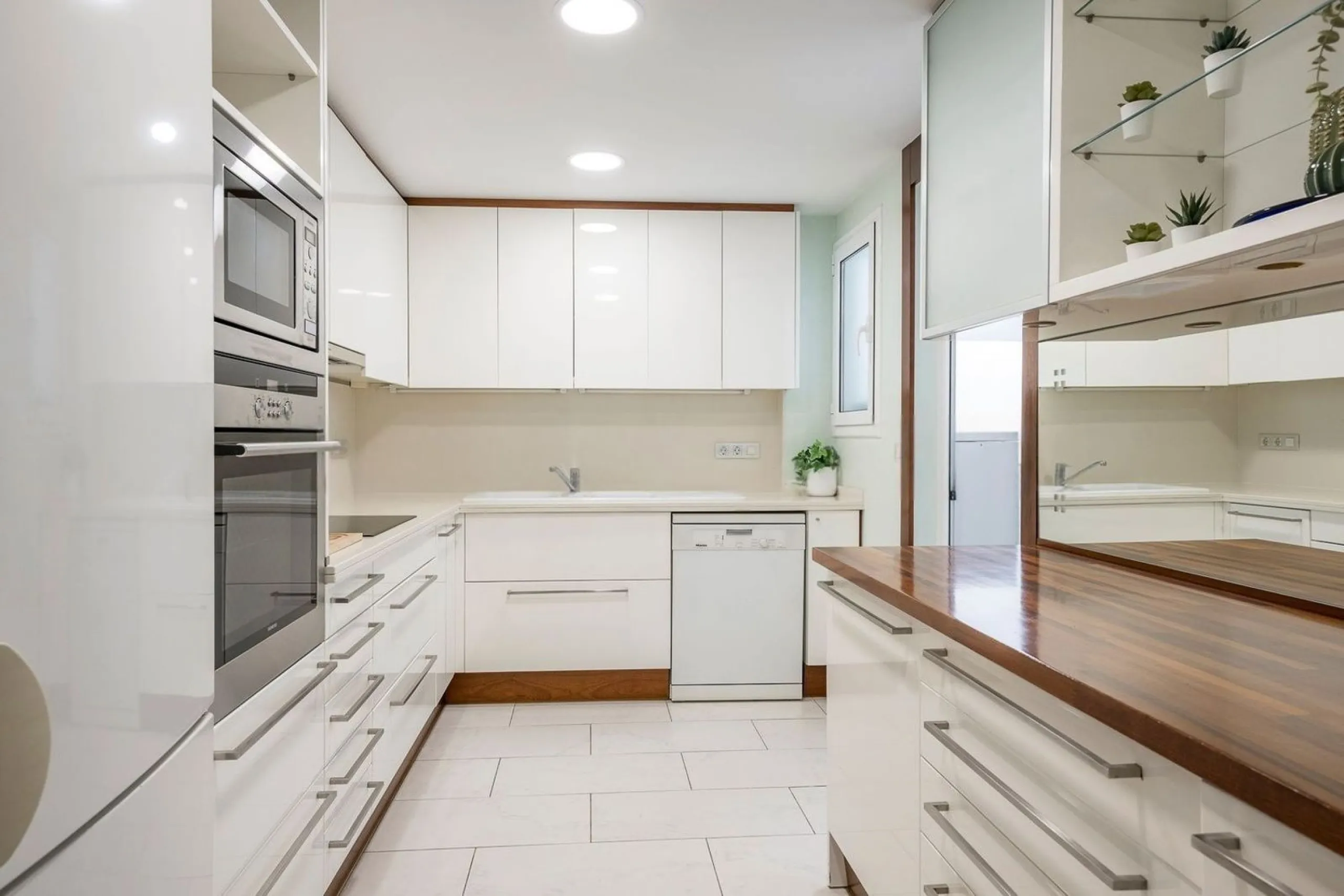Bright Apartment with Balcony in Enric Granados, Barcelona
