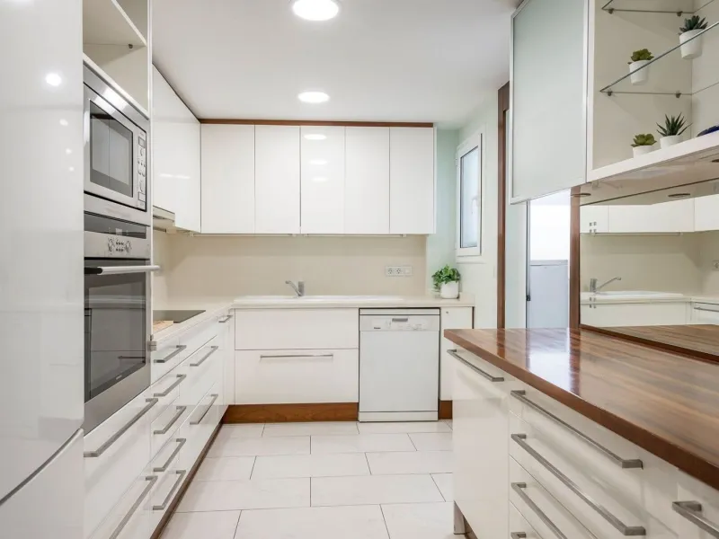 Bright Apartment with Balcony in Enric Granados, Barcelona