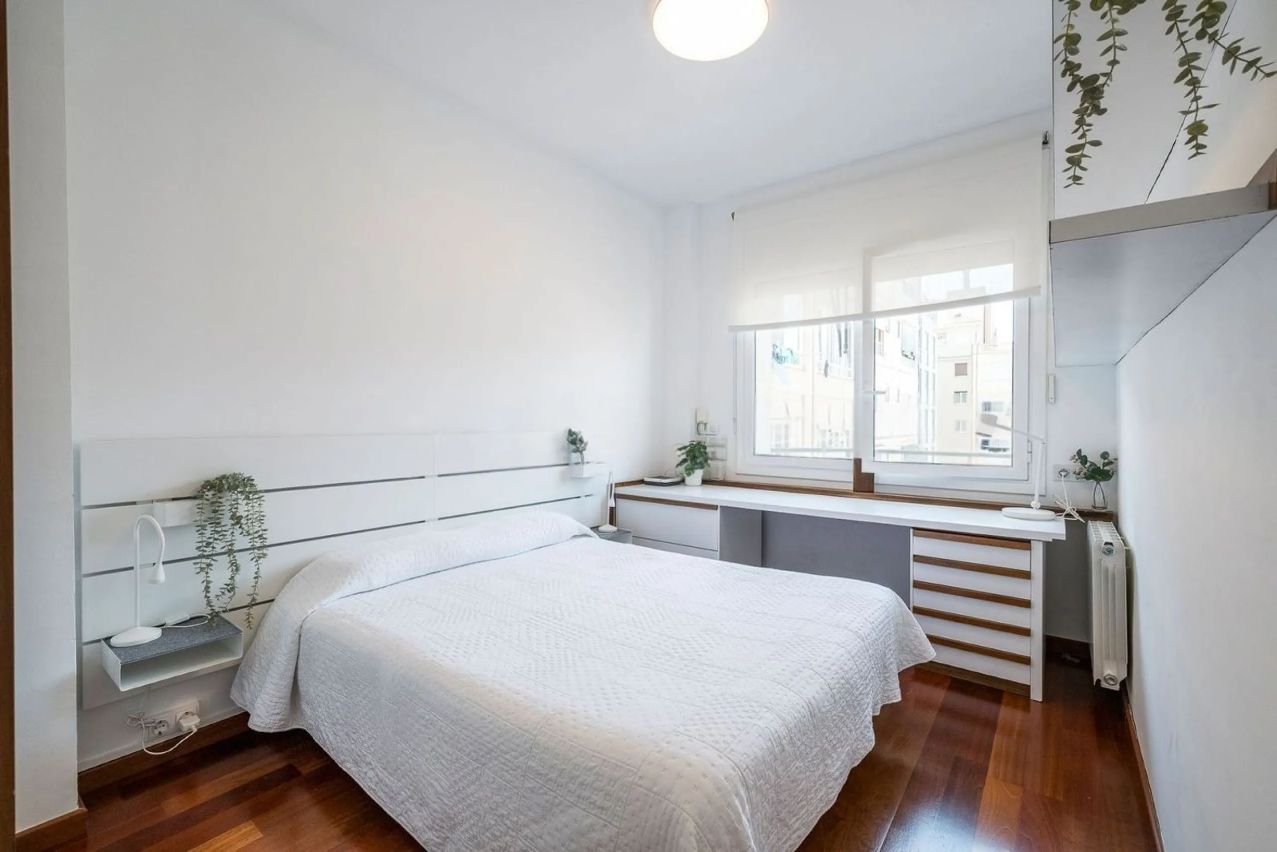 Bright Apartment with Balcony in Enric Granados, Barcelona