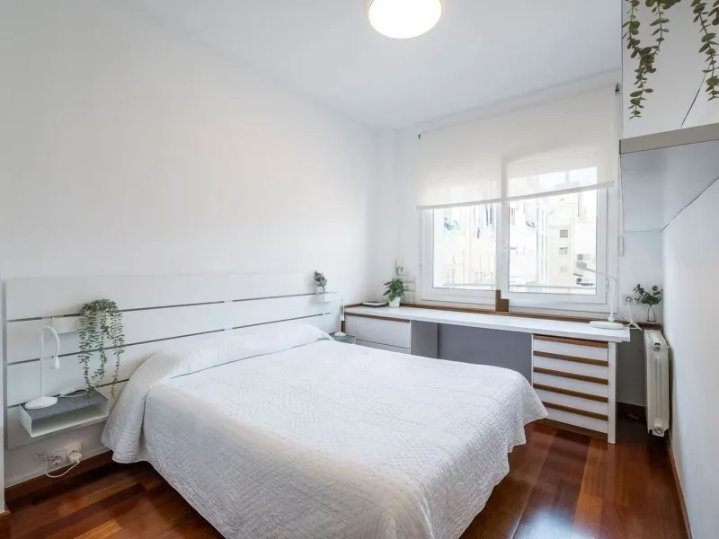 Bright Apartment with Balcony in Enric Granados, Barcelona