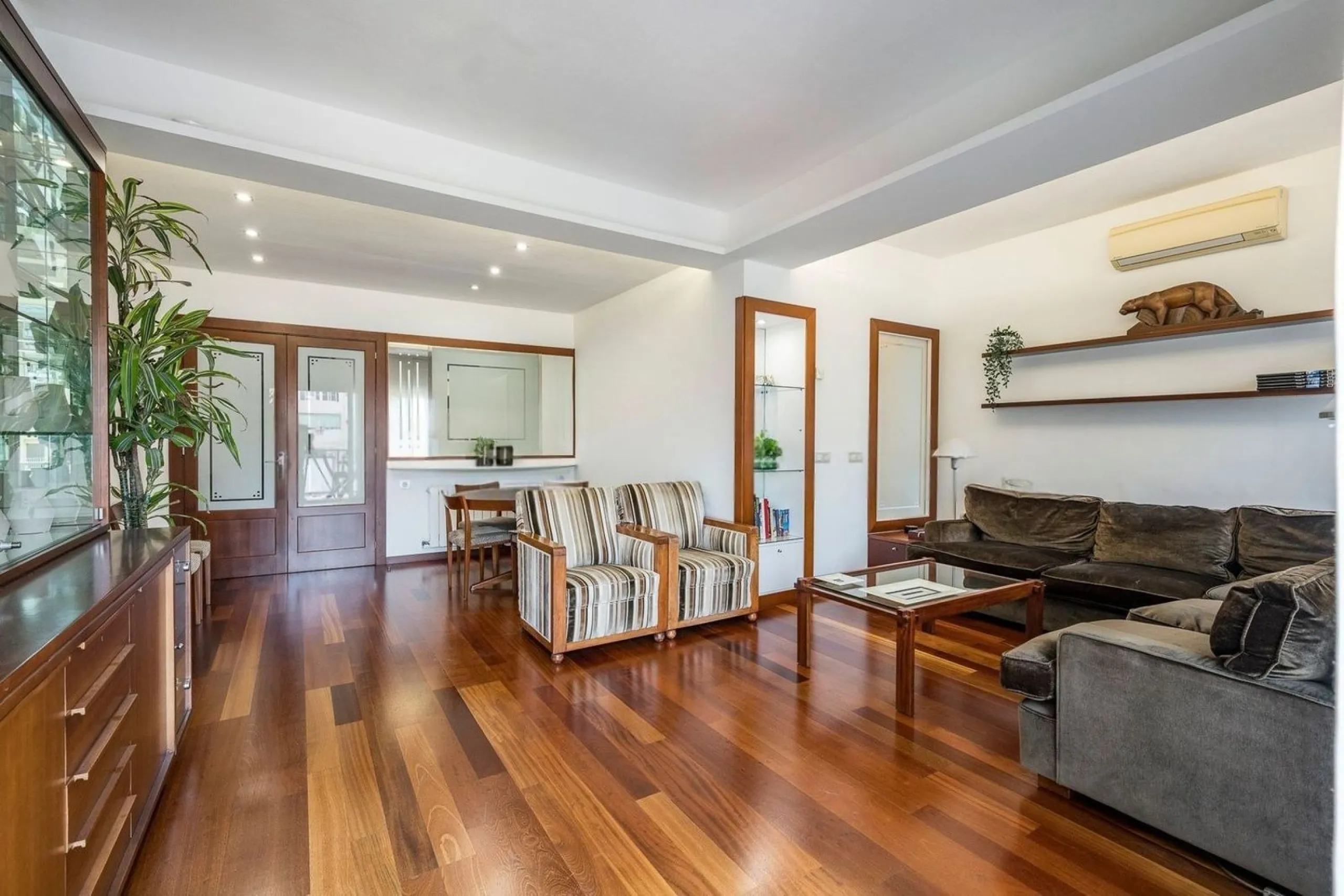 Bright Apartment with Balcony in Enric Granados, Barcelona