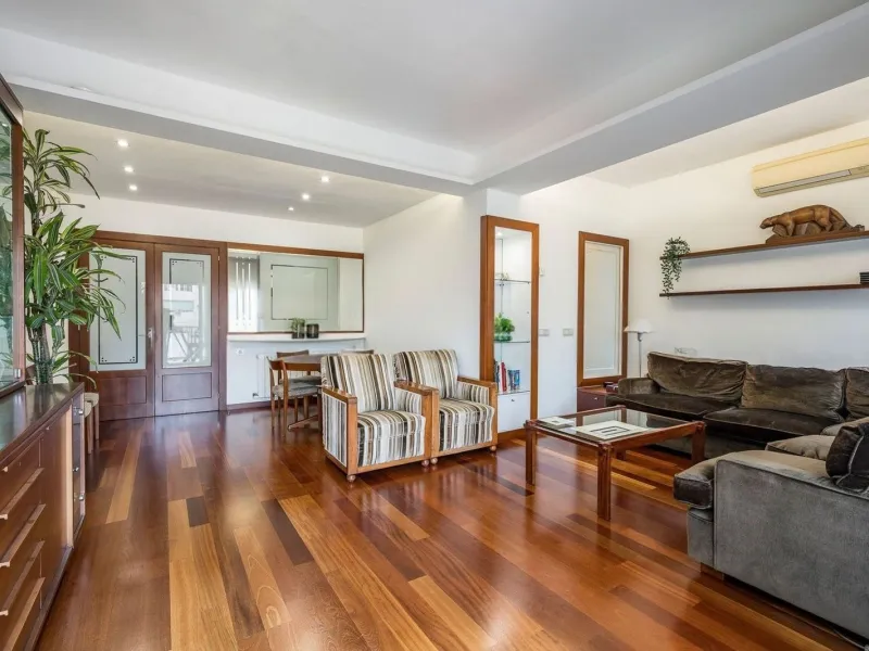 Bright Apartment with Balcony in Enric Granados, Barcelona