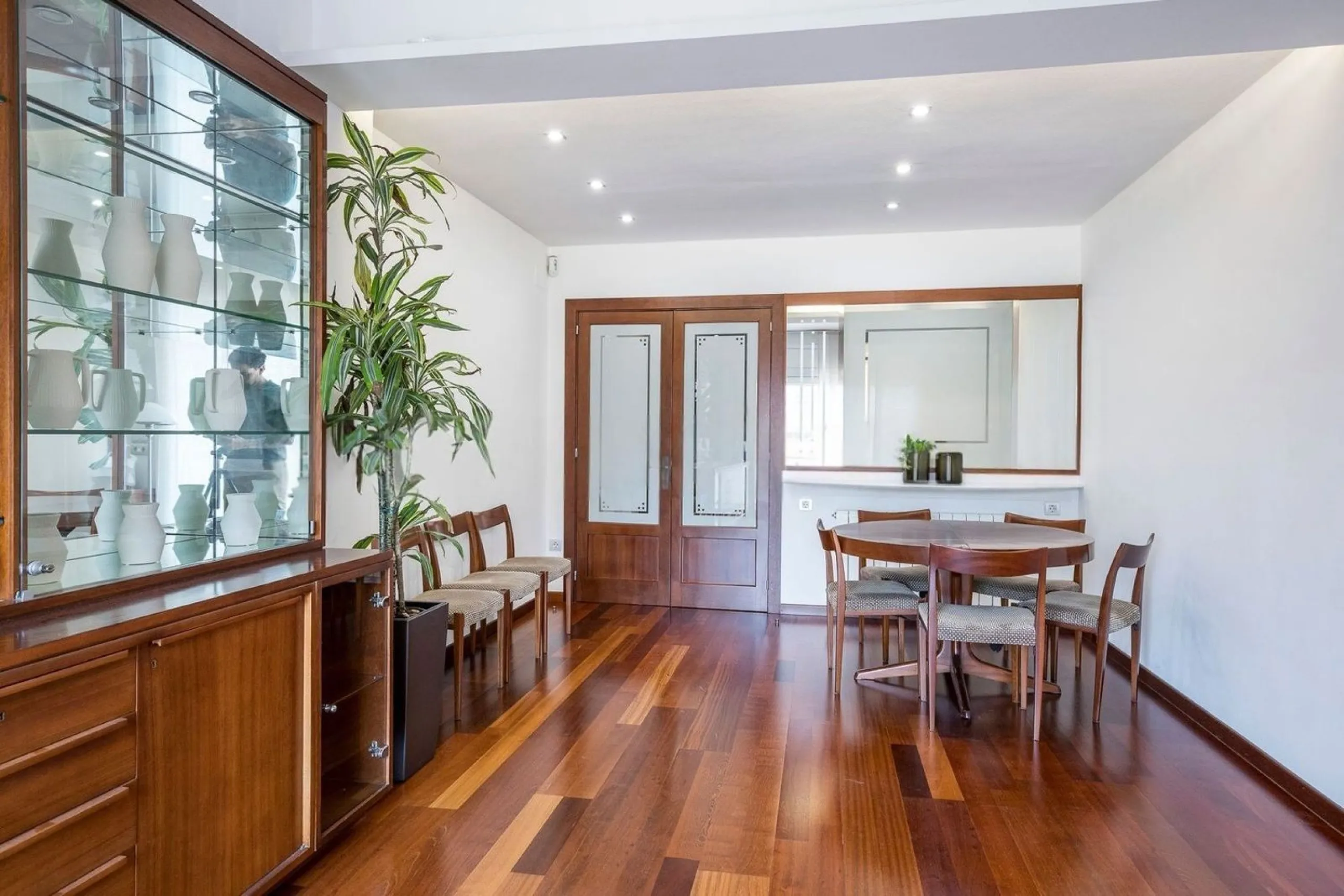 Bright Apartment with Balcony in Enric Granados, Barcelona