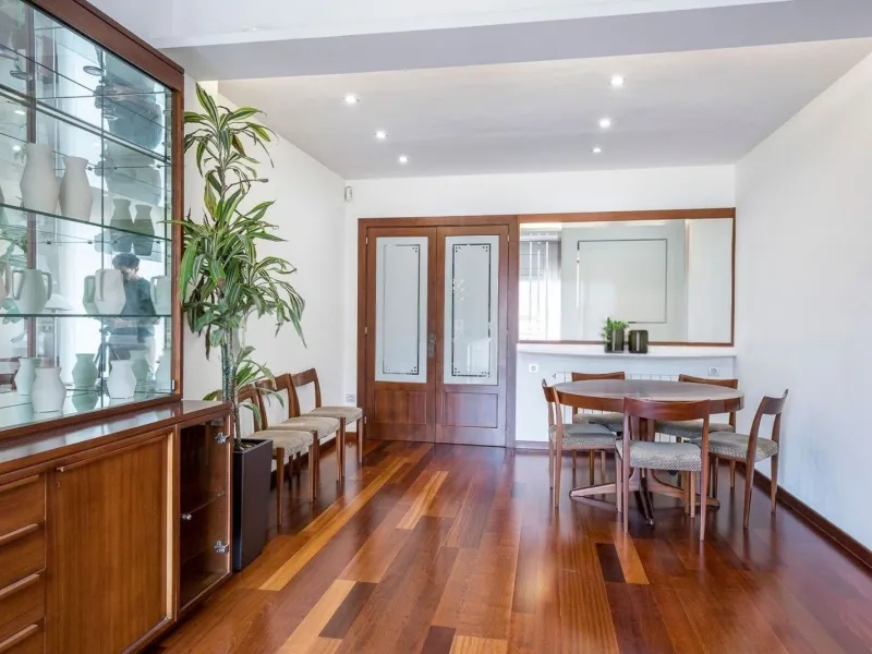 Bright Apartment with Balcony in Enric Granados, Barcelona