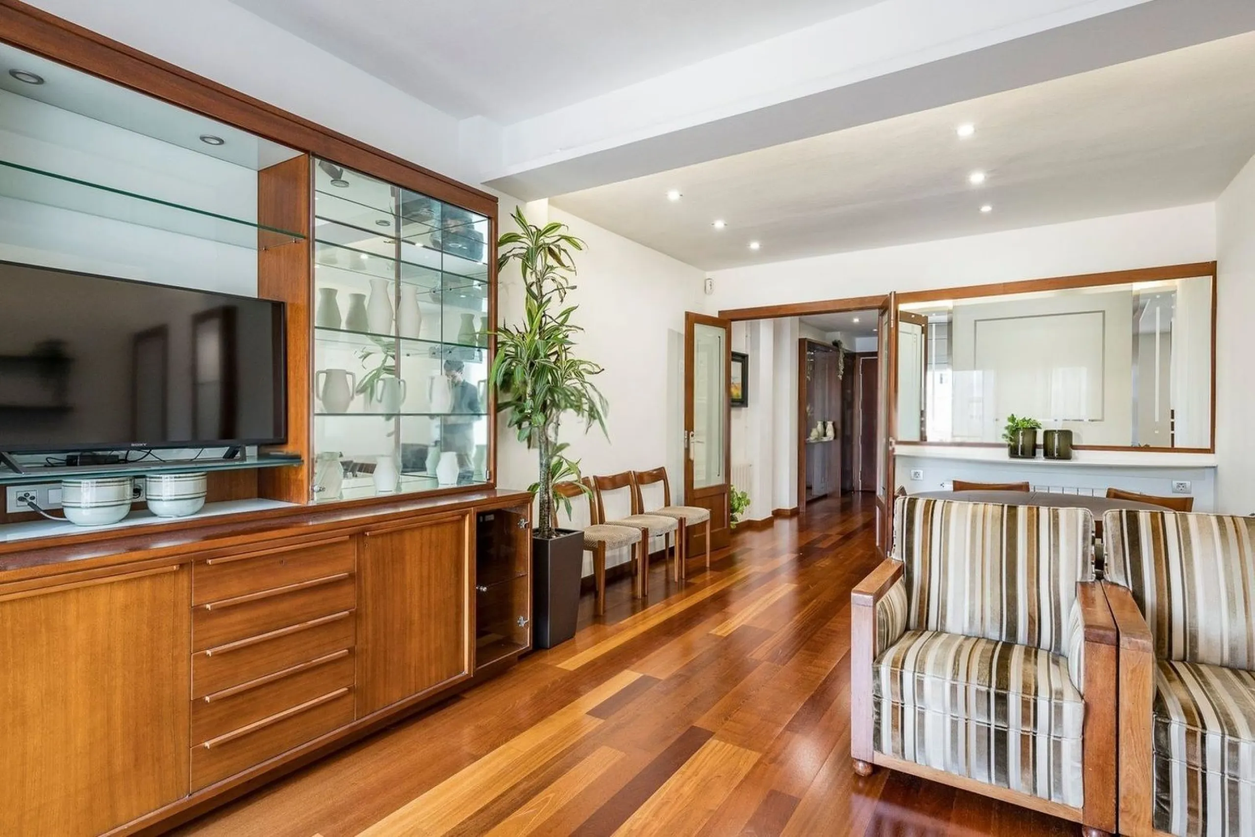 Bright Apartment with Balcony in Enric Granados, Barcelona
