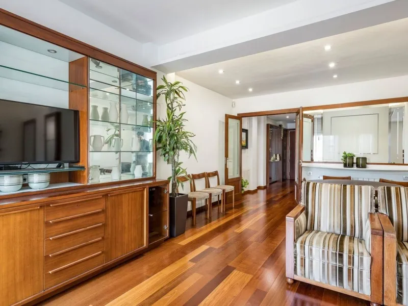 Bright Apartment with Balcony in Enric Granados, Barcelona