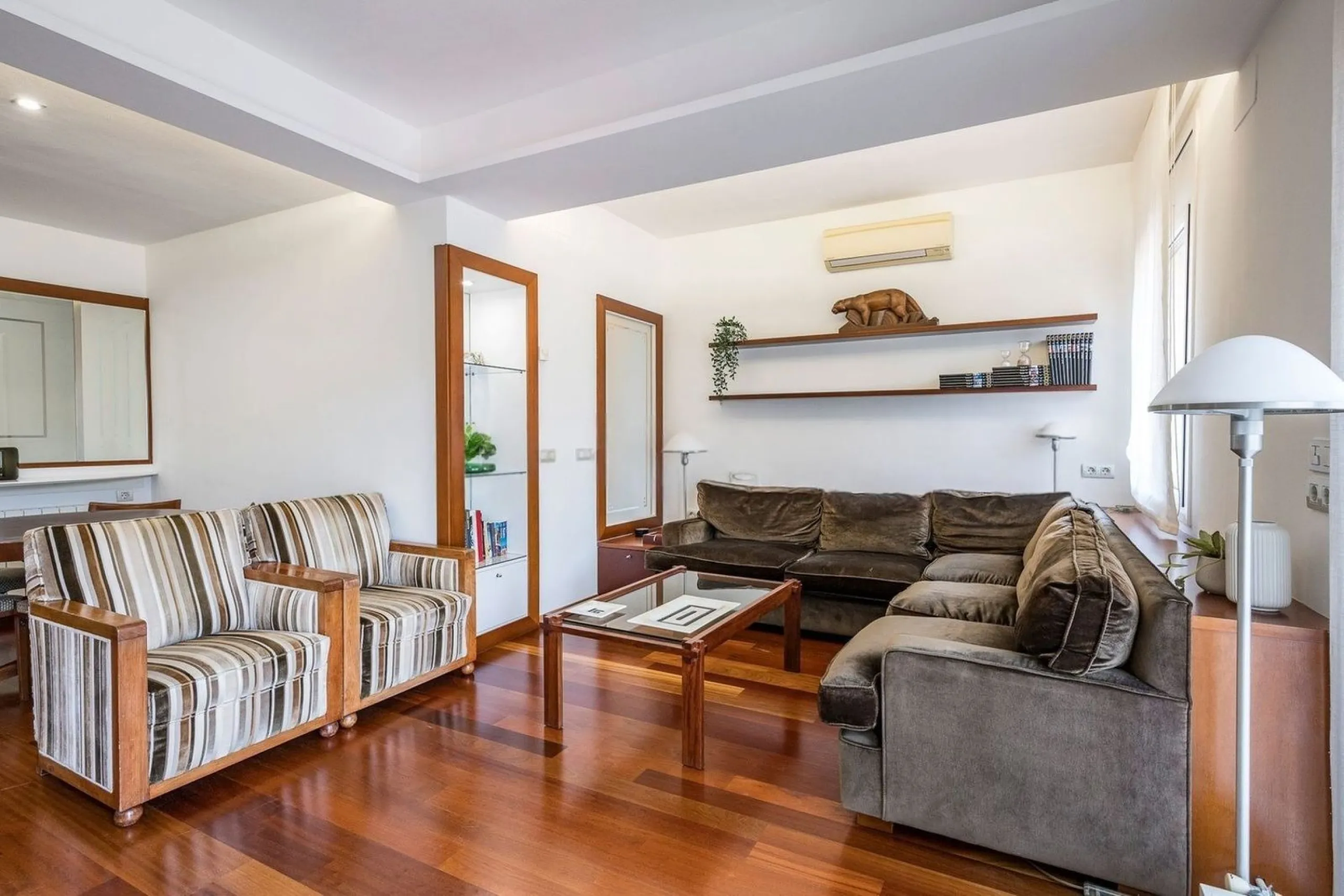 Bright Apartment with Balcony in Enric Granados, Barcelona