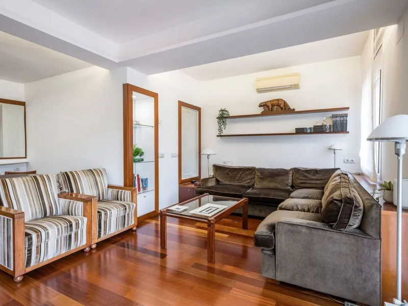Bright Apartment with Balcony in Enric Granados, Barcelona