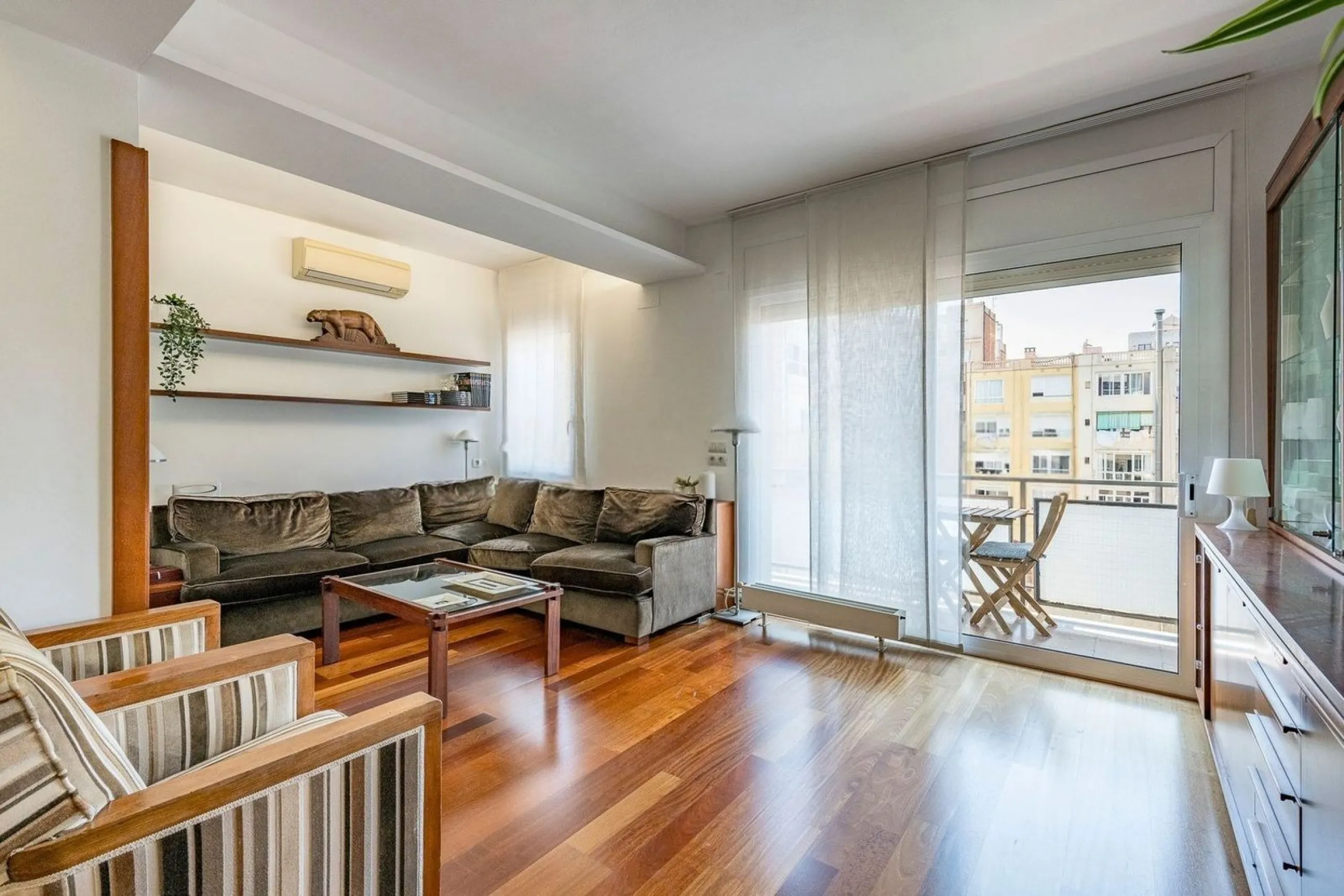 Bright Apartment with Balcony in Enric Granados, Barcelona