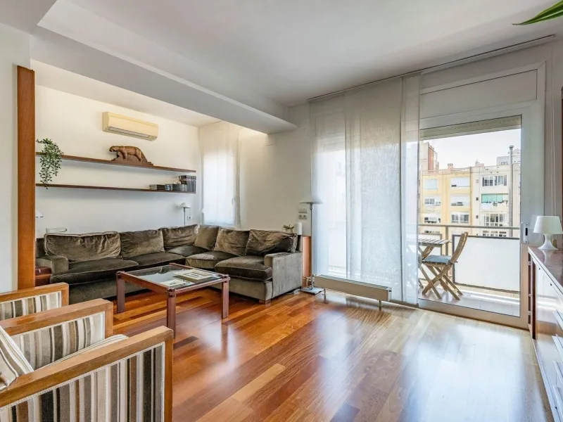 Bright Apartment with Balcony in Enric Granados, Barcelona