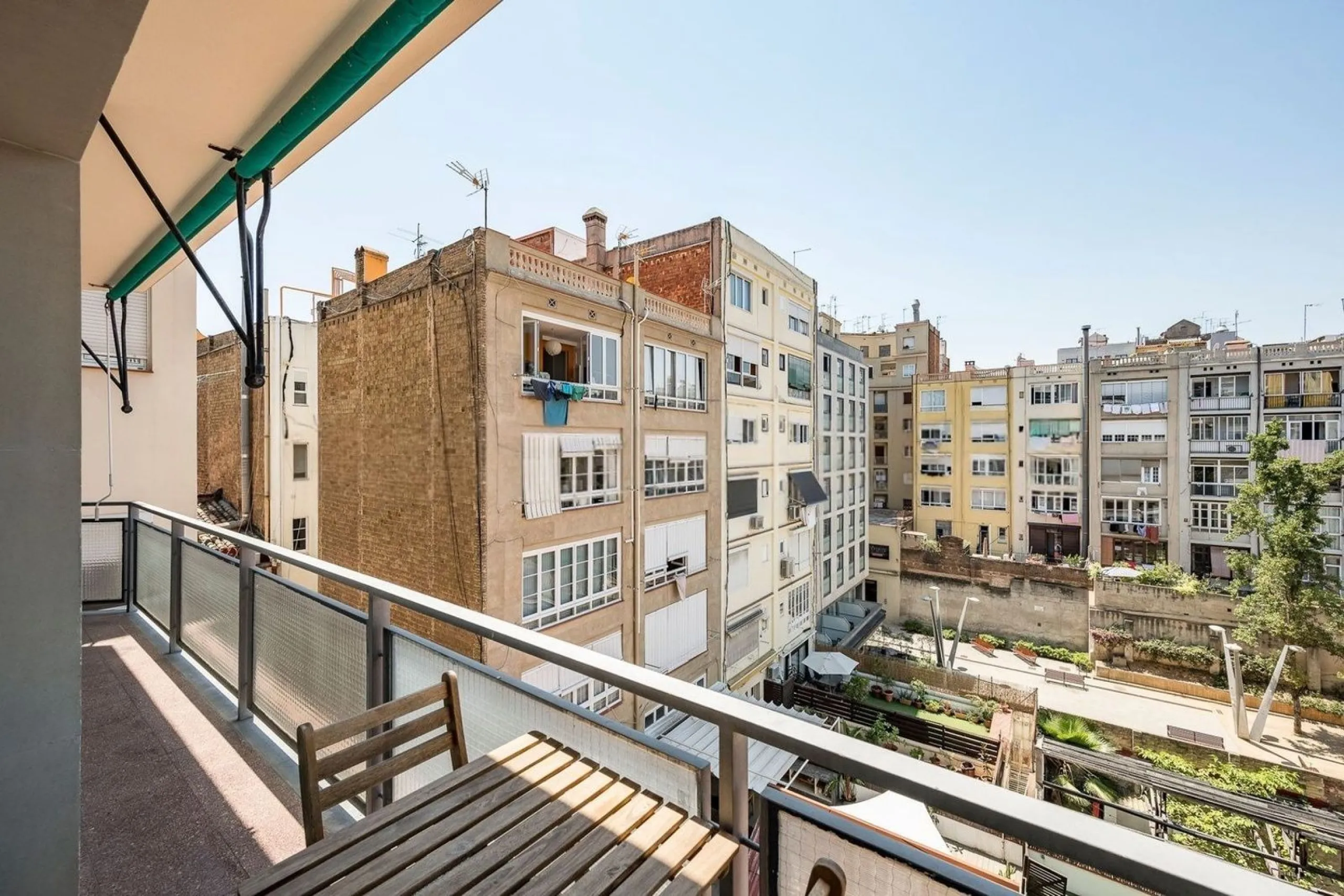 Bright Apartment with Balcony in Enric Granados, Barcelona