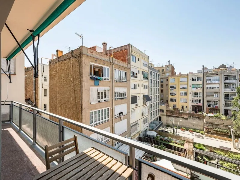 Bright Apartment with Balcony in Enric Granados, Barcelona