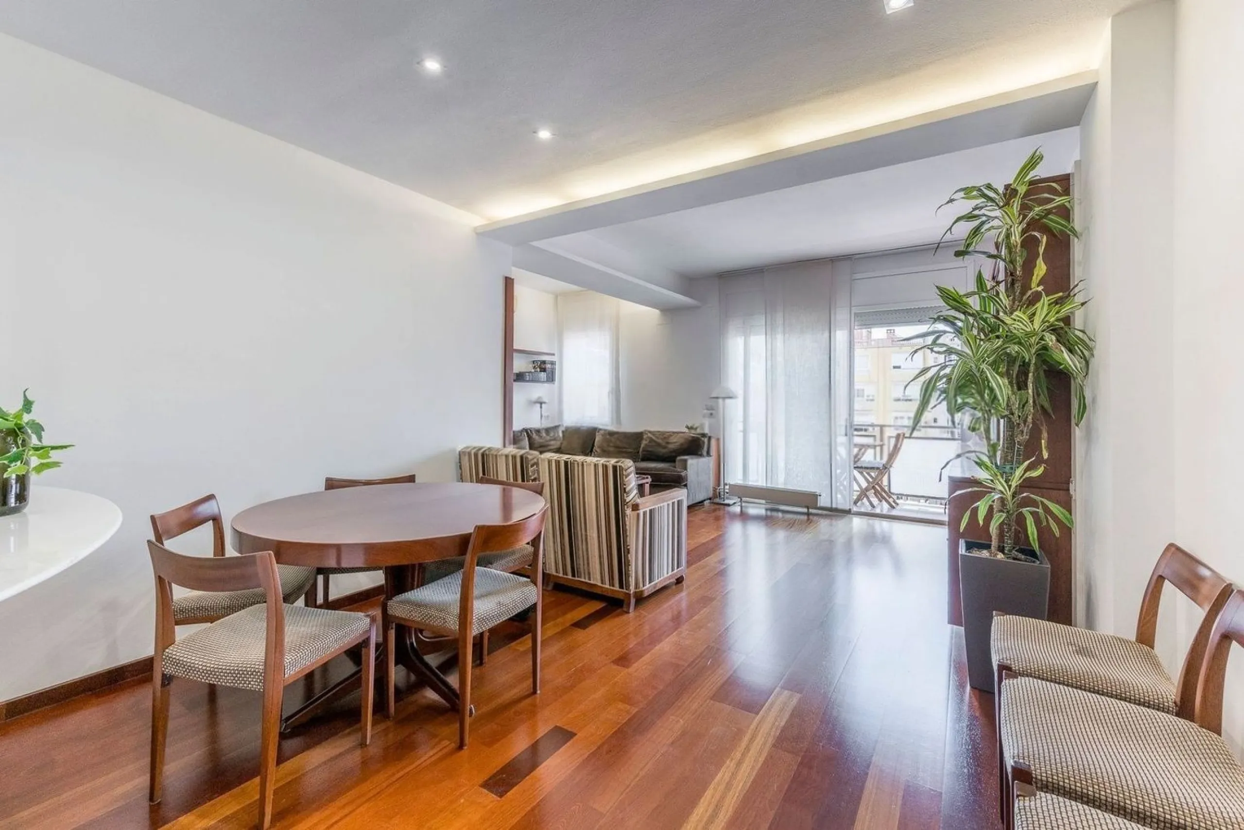 Bright Apartment with Balcony in Enric Granados, Barcelona
