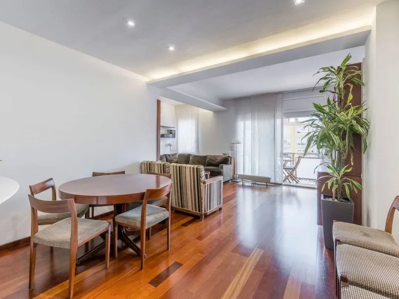 Bright Apartment with Balcony in Enric Granados, Barcelona