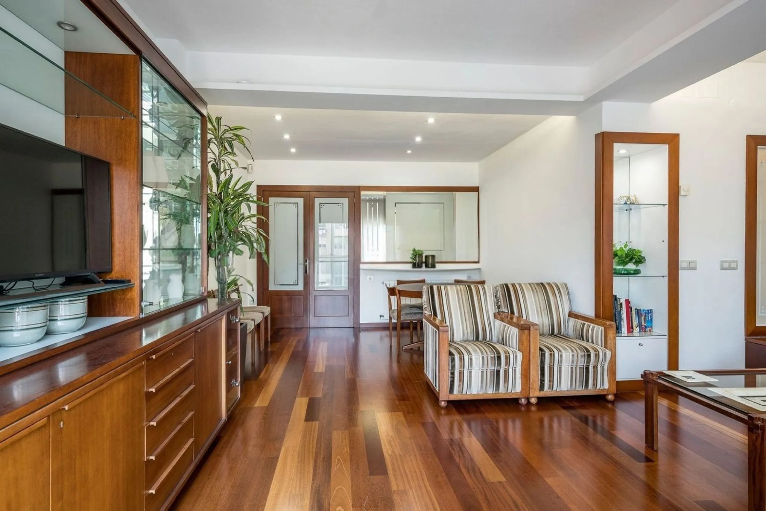 Bright Apartment with Balcony in Enric Granados, Barcelona