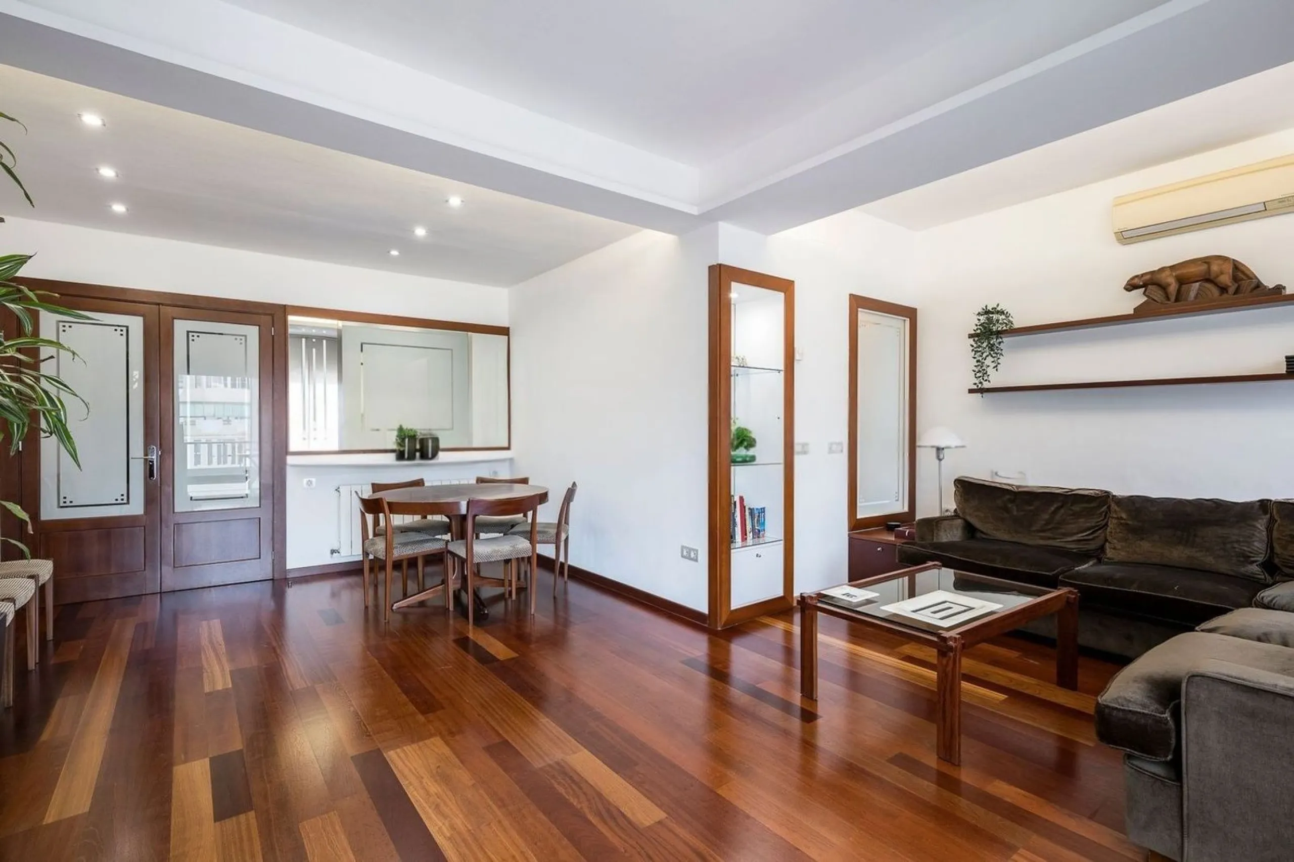 Bright Apartment with Balcony in Enric Granados, Barcelona