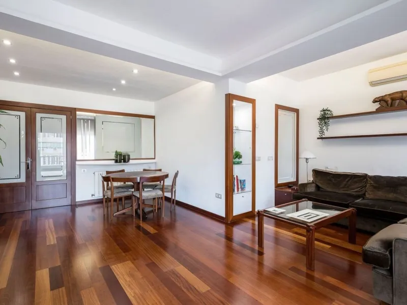 Bright Apartment with Balcony in Enric Granados, Barcelona
