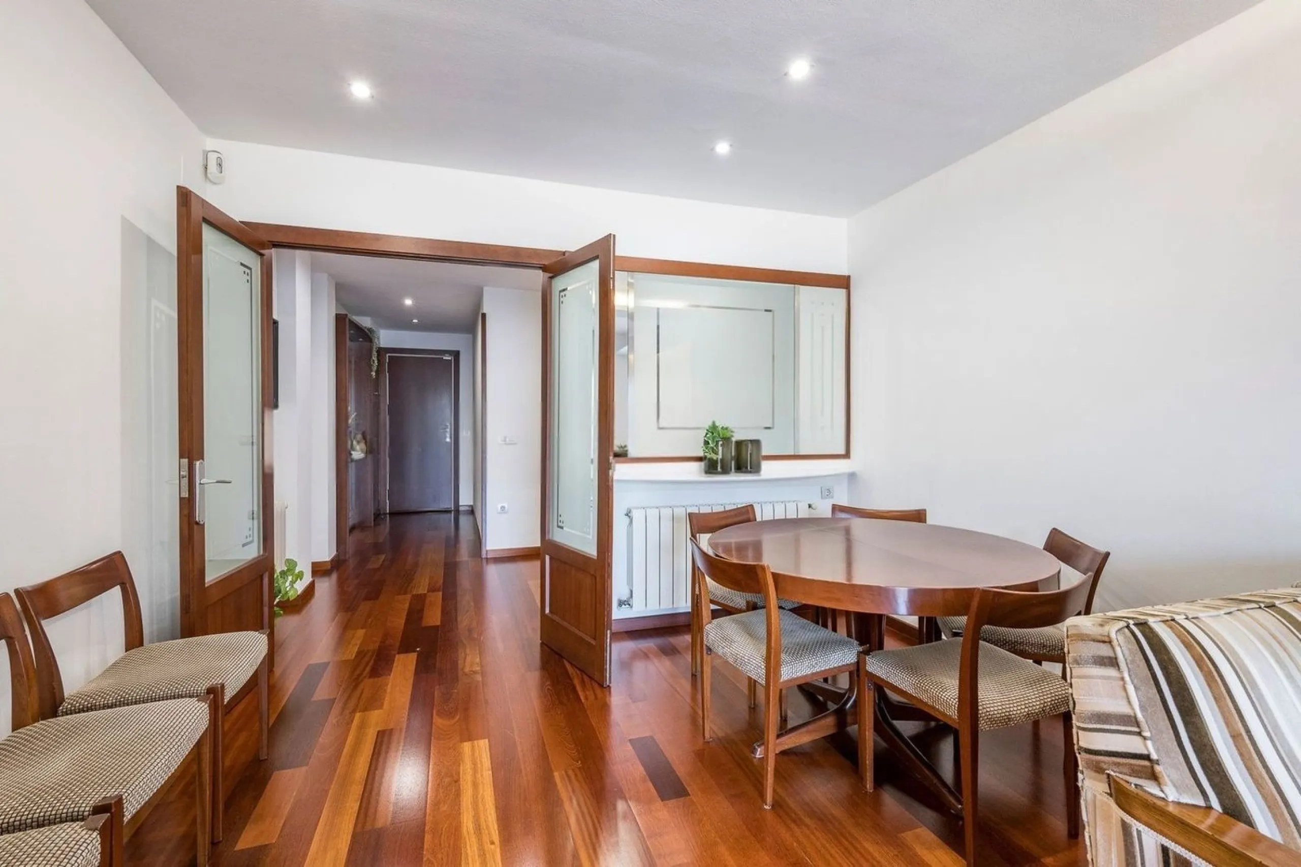 Bright Apartment with Balcony in Enric Granados, Barcelona