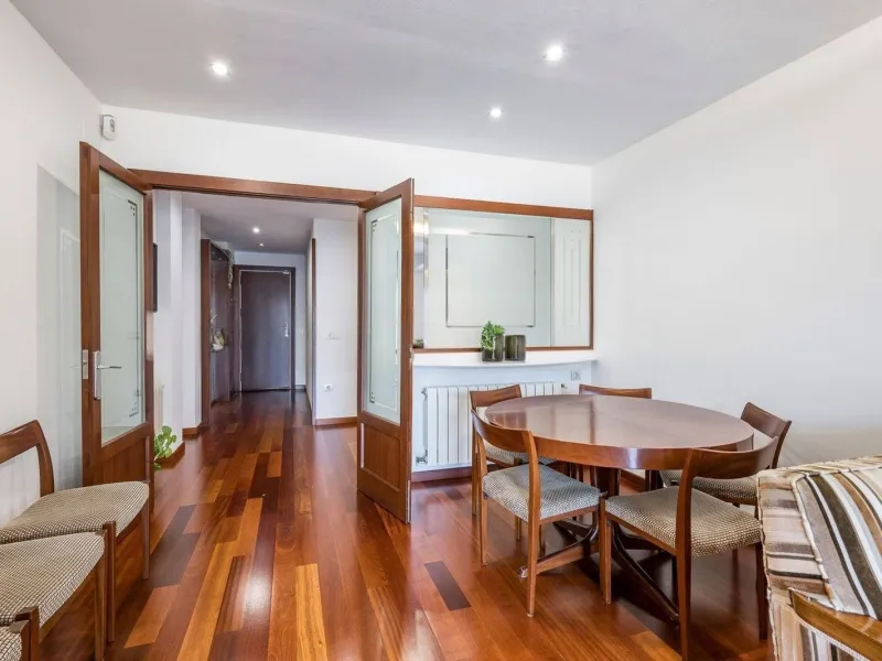 Bright Apartment with Balcony in Enric Granados, Barcelona
